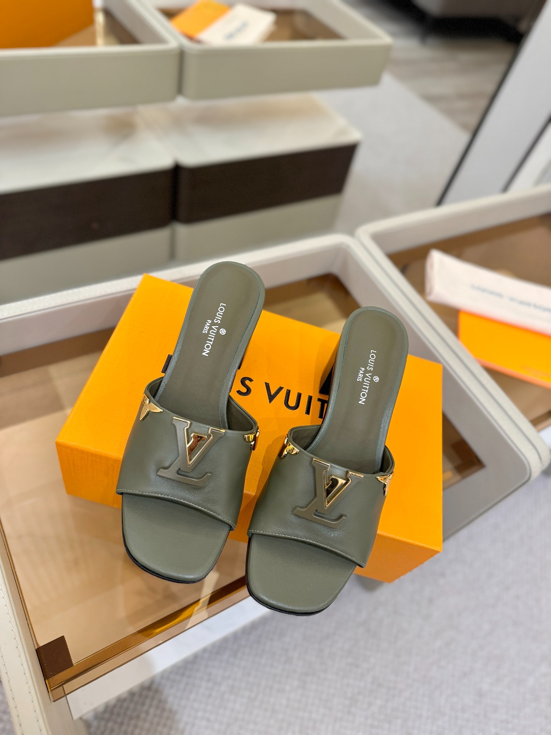 L✔️家 春夏款专柜走秀官网系列、同步更新、完美楦型+大V扣电镀两层设计、再现经典、工艺及其复杂、走路不