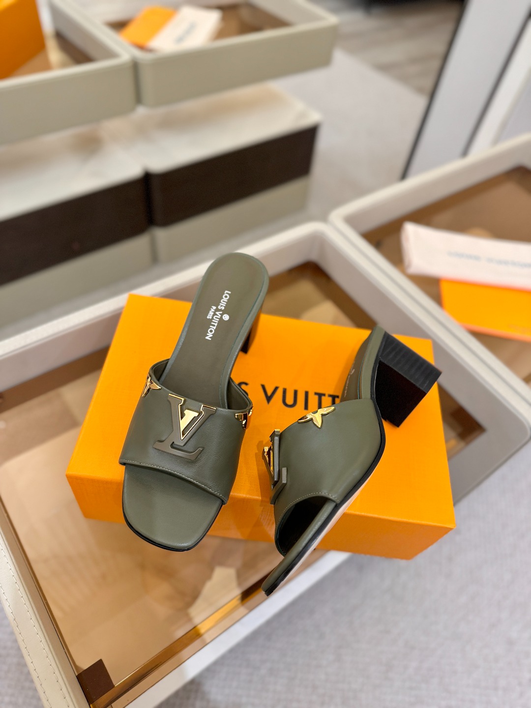 L✔️家 春夏款专柜走秀官网系列、同步更新、完美楦型+大V扣电镀两层设计、再现经典、工艺及其复杂、走路不