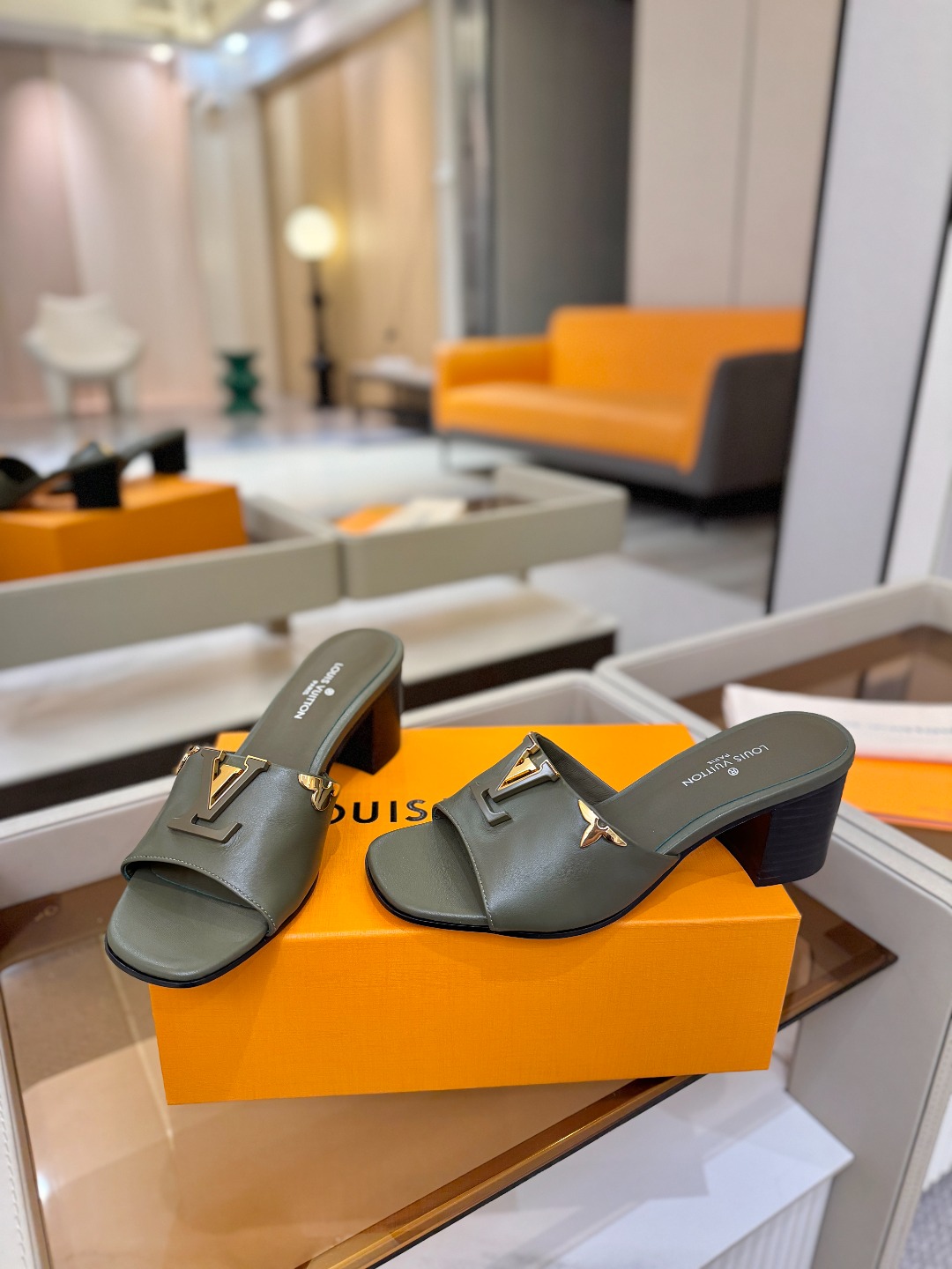 L✔️家 春夏款专柜走秀官网系列、同步更新、完美楦型+大V扣电镀两层设计、再现经典、工艺及其复杂、走路不