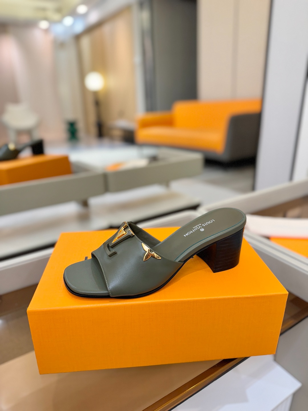 L✔️家 春夏款专柜走秀官网系列、同步更新、完美楦型+大V扣电镀两层设计、再现经典、工艺及其复杂、走路不