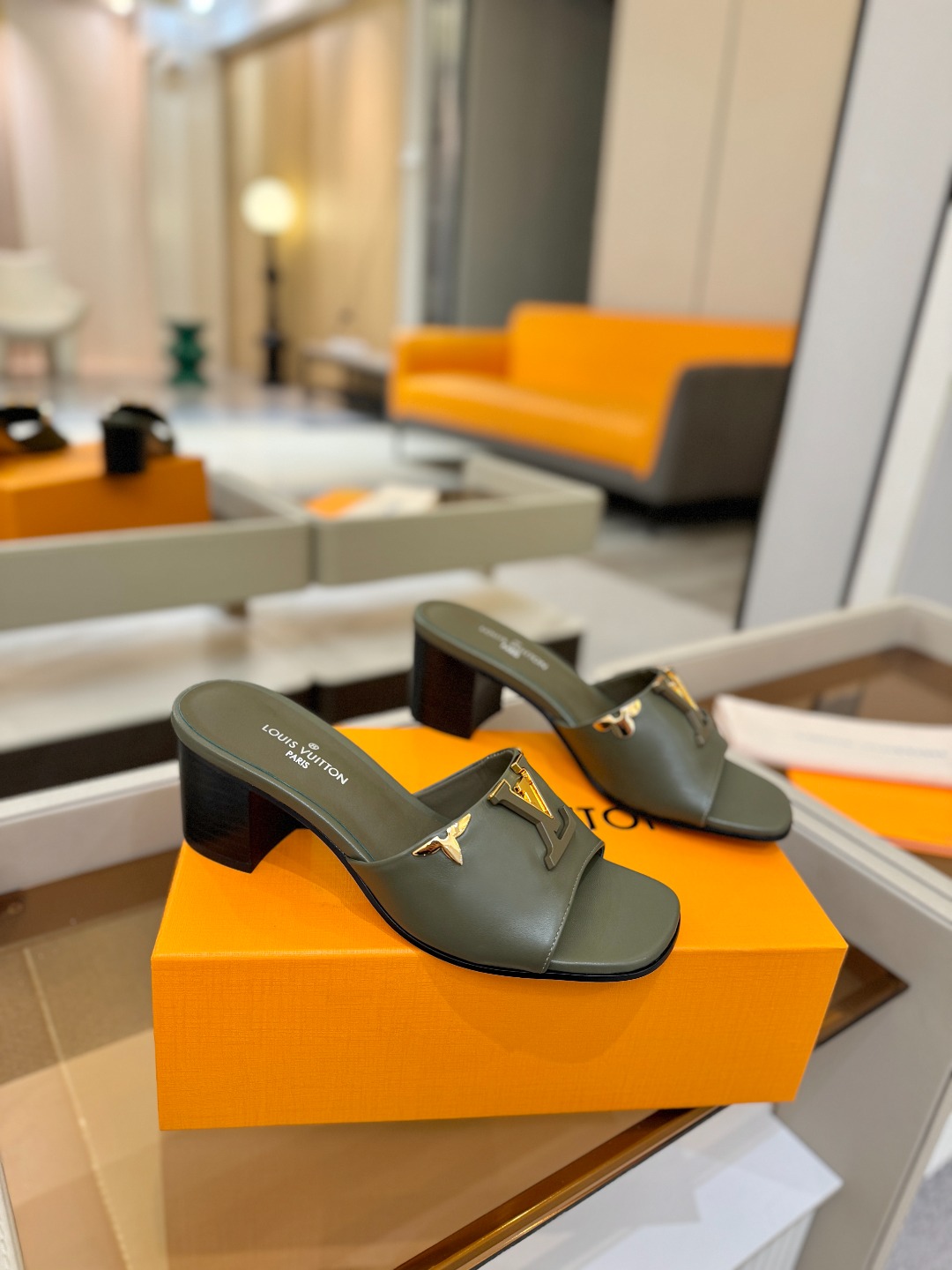 L✔️家 春夏款专柜走秀官网系列、同步更新、完美楦型+大V扣电镀两层设计、再现经典、工艺及其复杂、走路不