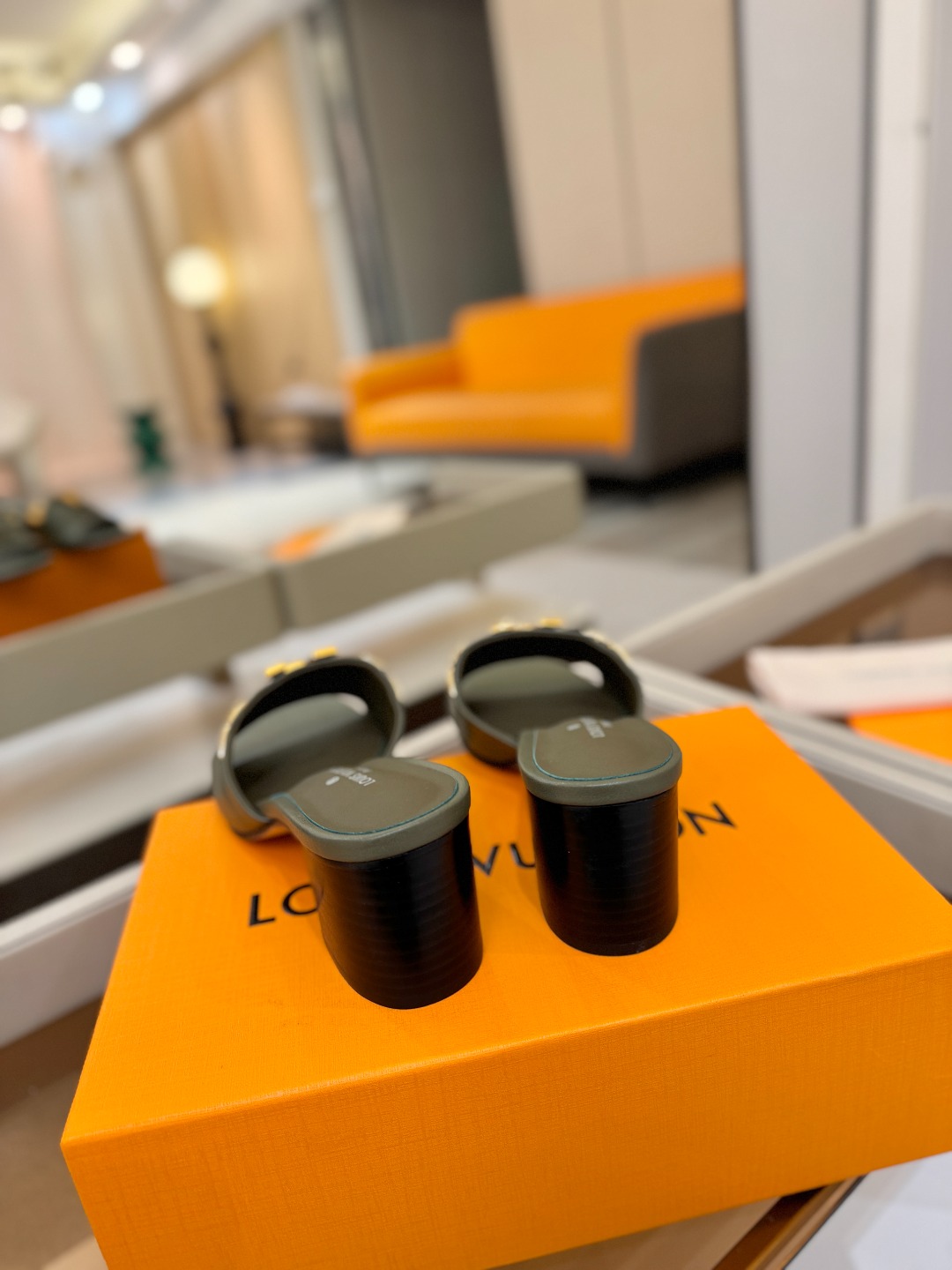 L✔️家 春夏款专柜走秀官网系列、同步更新、完美楦型+大V扣电镀两层设计、再现经典、工艺及其复杂、走路不