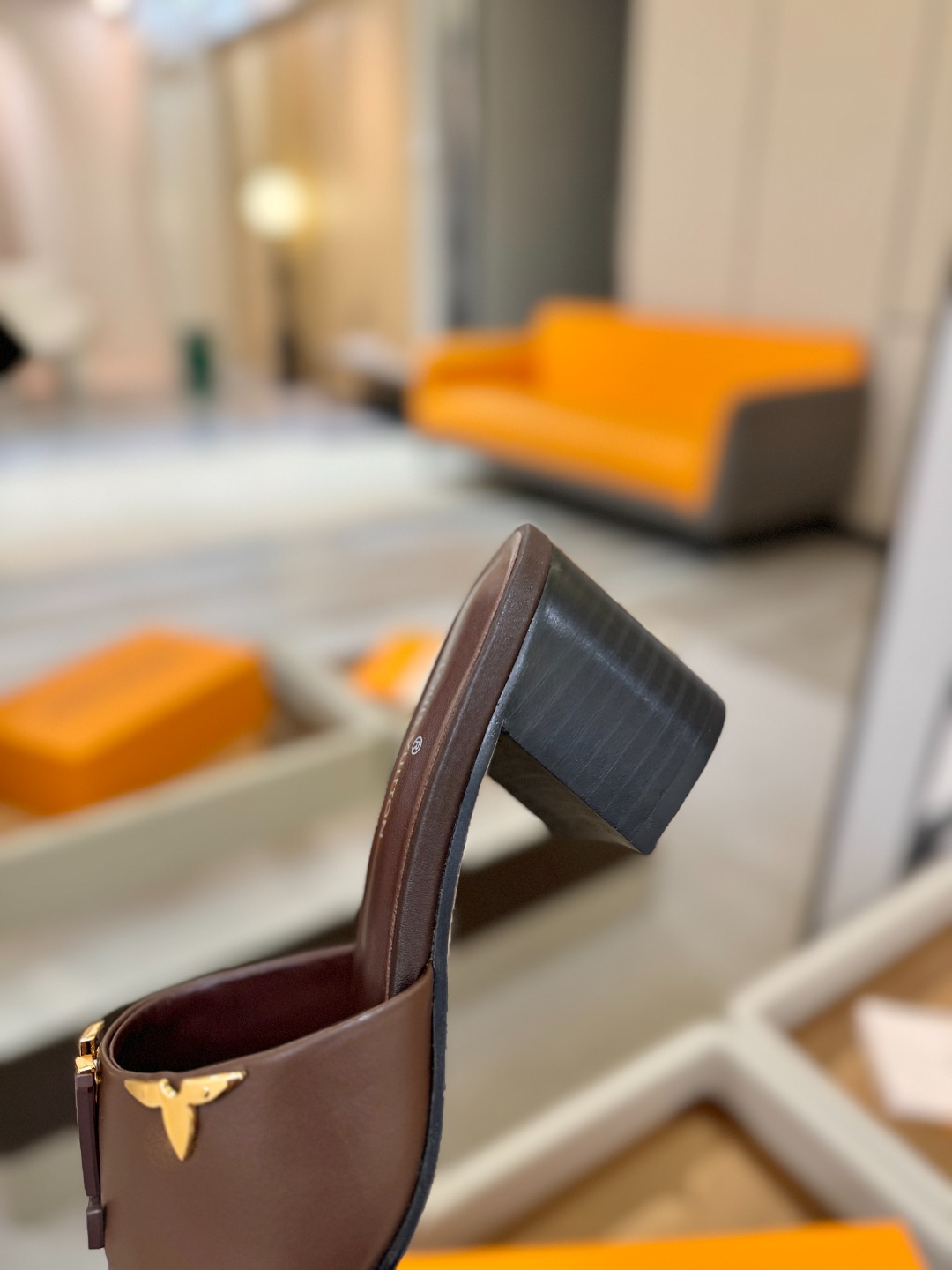 L✔️家 春夏款专柜走秀官网系列、同步更新、完美楦型+大V扣电镀两层设计、再现经典、工艺及其复杂、走路不