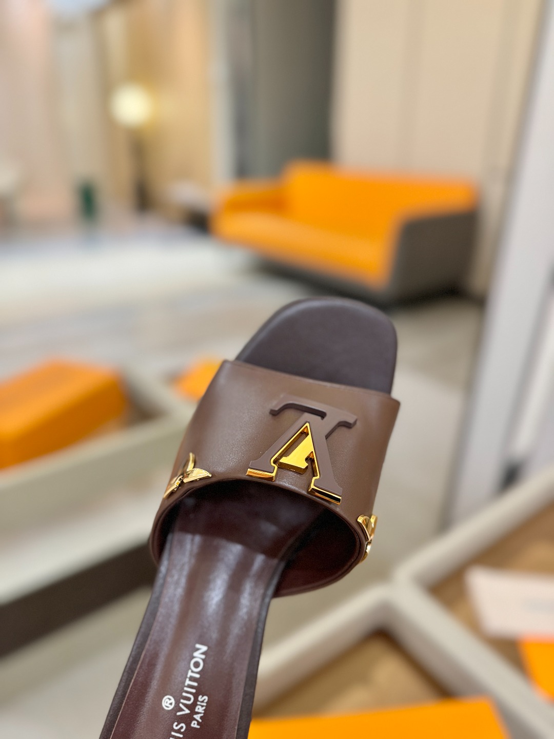 L✔️家 春夏款专柜走秀官网系列、同步更新、完美楦型+大V扣电镀两层设计、再现经典、工艺及其复杂、走路不