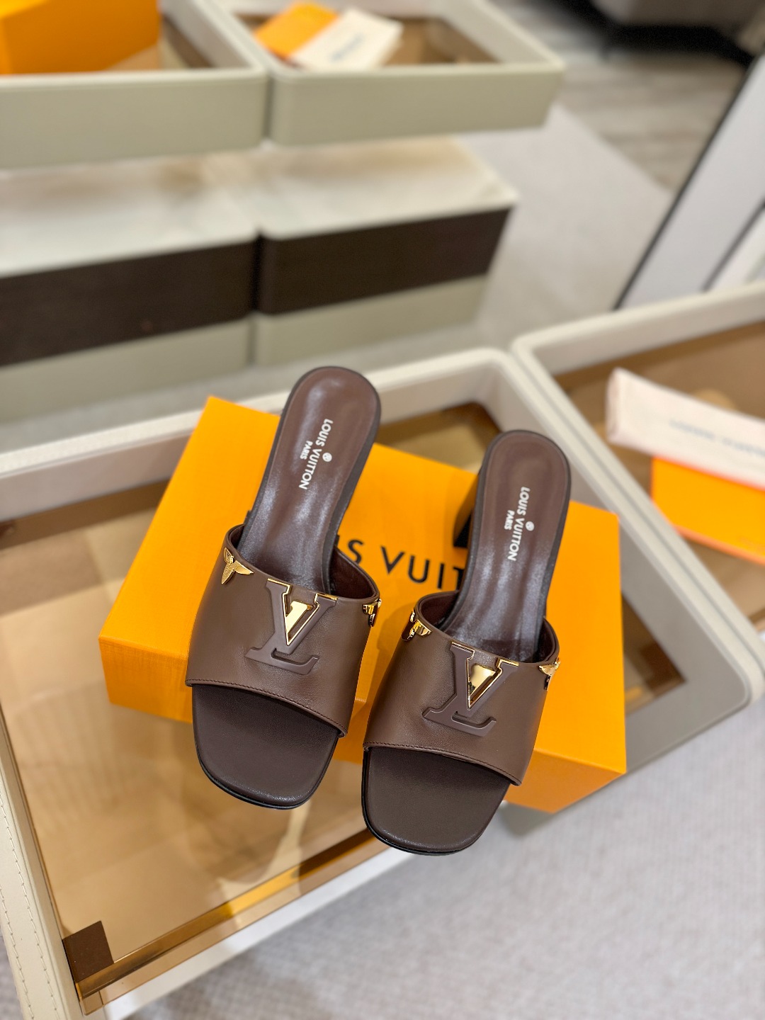 L✔️家 春夏款专柜走秀官网系列、同步更新、完美楦型+大V扣电镀两层设计、再现经典、工艺及其复杂、走路不