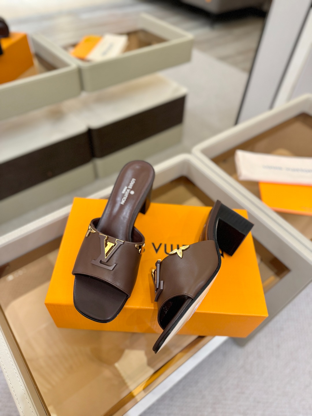 L✔️家 春夏款专柜走秀官网系列、同步更新、完美楦型+大V扣电镀两层设计、再现经典、工艺及其复杂、走路不