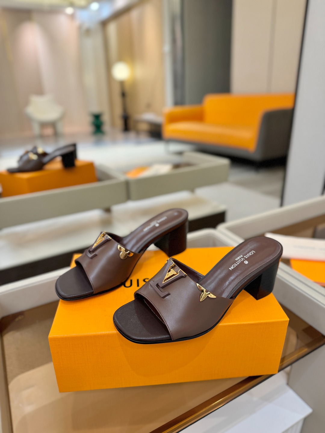 L✔️家 春夏款专柜走秀官网系列、同步更新、完美楦型+大V扣电镀两层设计、再现经典、工艺及其复杂、走路不