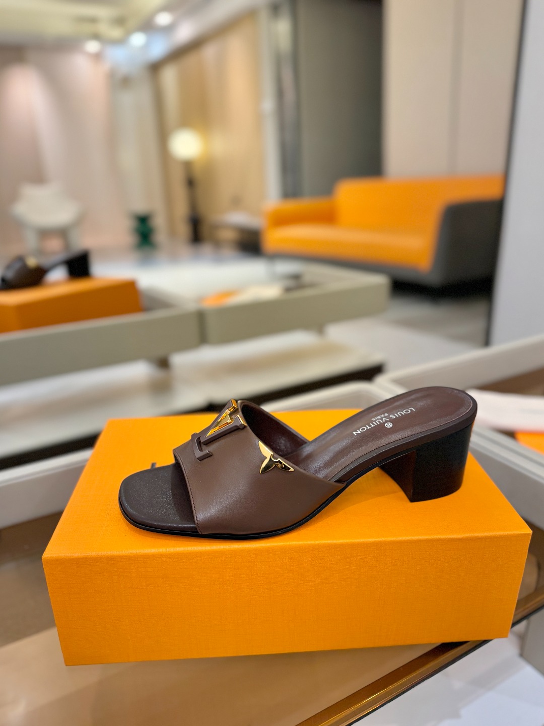 L✔️家 春夏款专柜走秀官网系列、同步更新、完美楦型+大V扣电镀两层设计、再现经典、工艺及其复杂、走路不