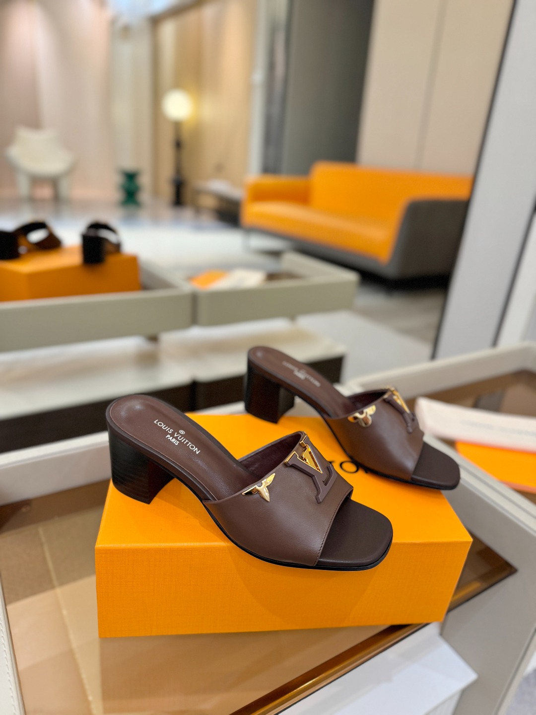 L✔️家 春夏款专柜走秀官网系列、同步更新、完美楦型+大V扣电镀两层设计、再现经典、工艺及其复杂、走路不