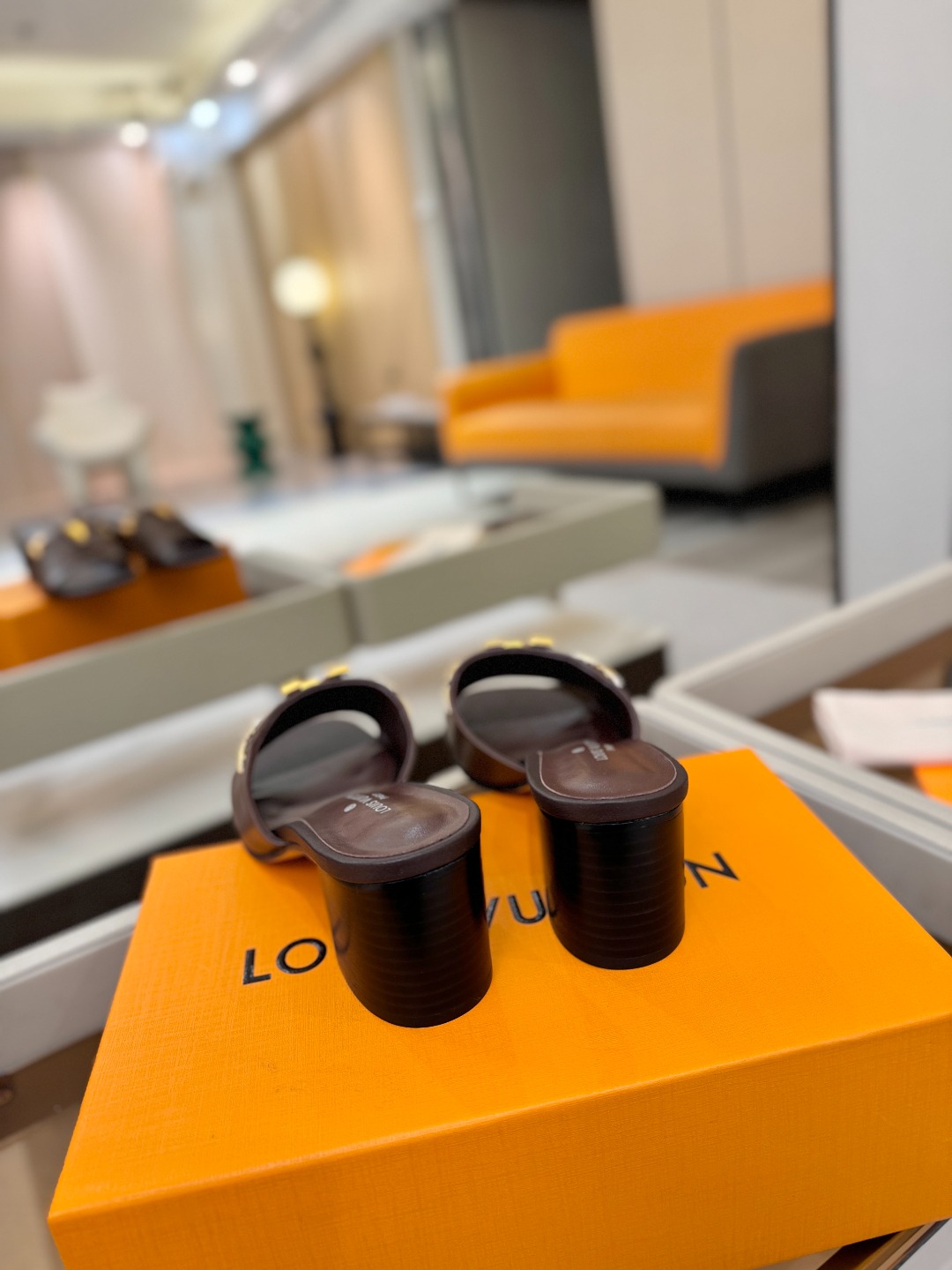 L✔️家 春夏款专柜走秀官网系列、同步更新、完美楦型+大V扣电镀两层设计、再现经典、工艺及其复杂、走路不