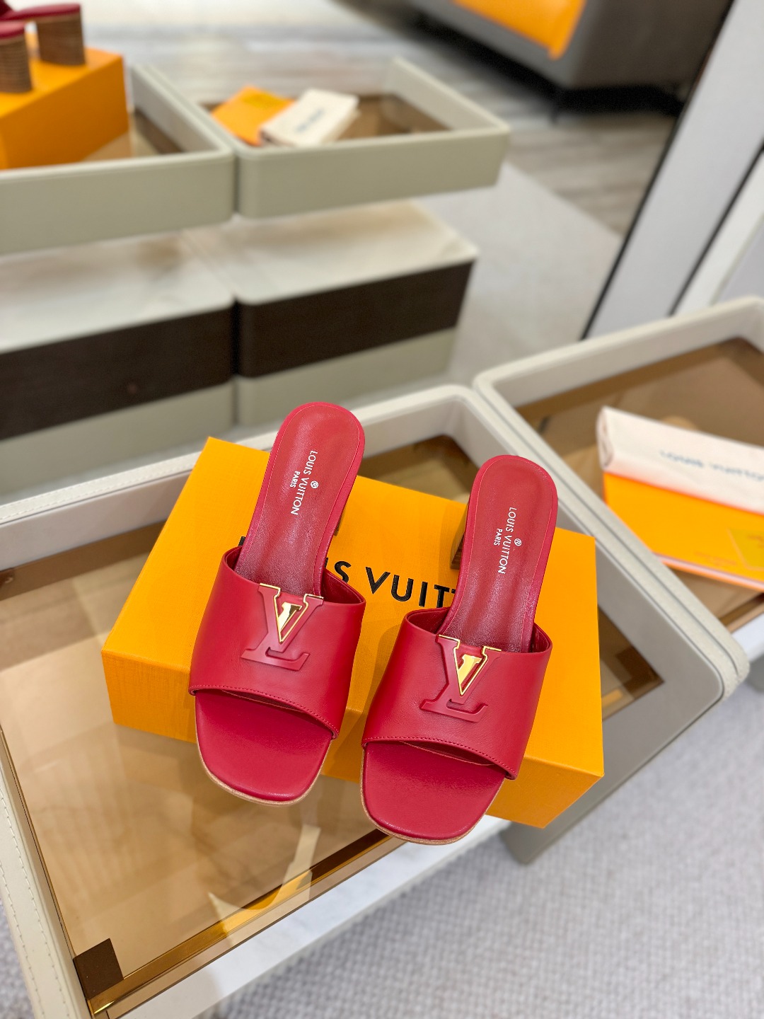 L✔️家 春夏款专柜走秀官网系列、同步更新、完美楦型+大V扣电镀两层设计、再现经典、工艺及其复杂、走路不