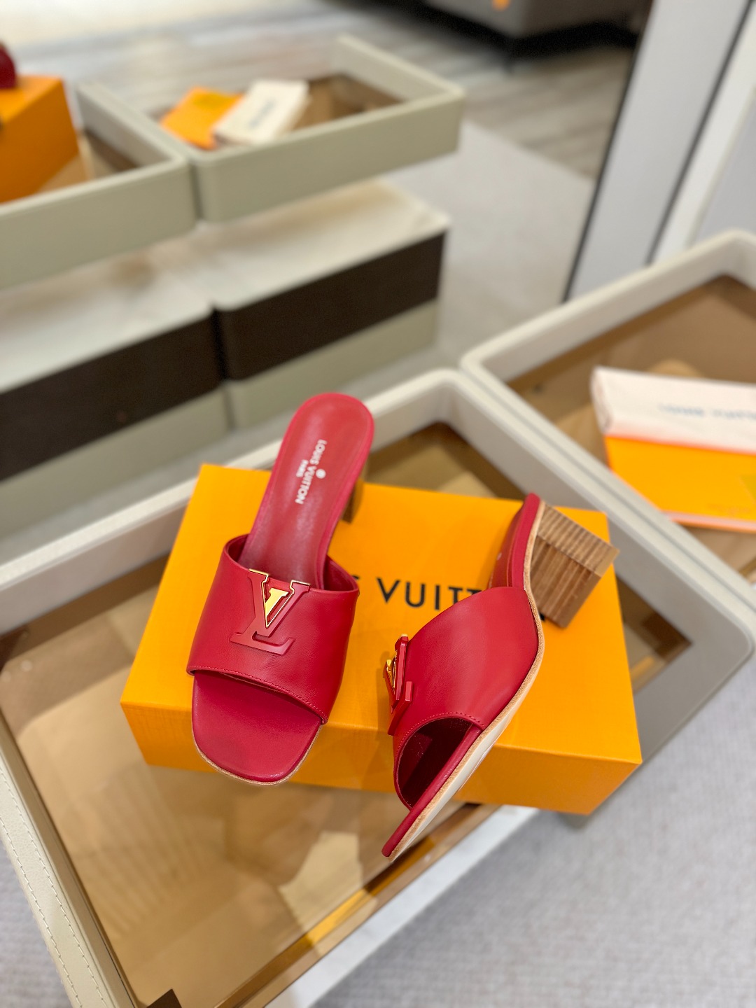 L✔️家 春夏款专柜走秀官网系列、同步更新、完美楦型+大V扣电镀两层设计、再现经典、工艺及其复杂、走路不