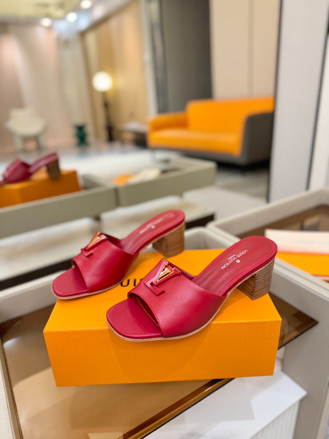 L✔️家 春夏款专柜走秀官网系列、同步更新、完美楦型+大V扣电镀两层设计、再现经典、工艺及其复杂、走路不