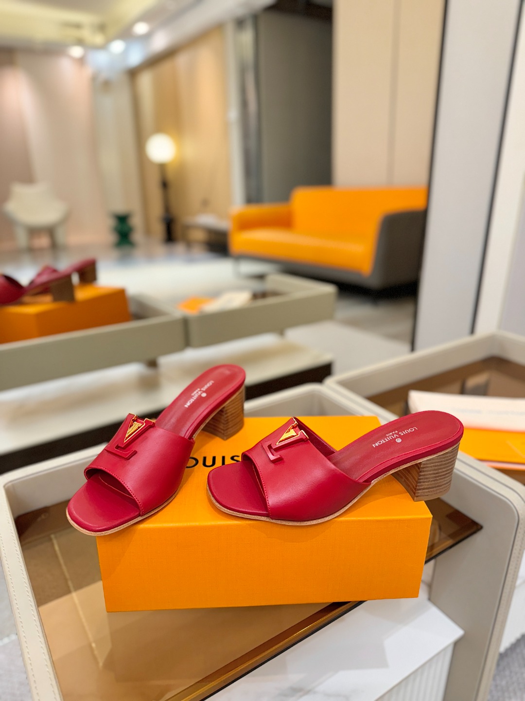 L✔️家 春夏款专柜走秀官网系列、同步更新、完美楦型+大V扣电镀两层设计、再现经典、工艺及其复杂、走路不