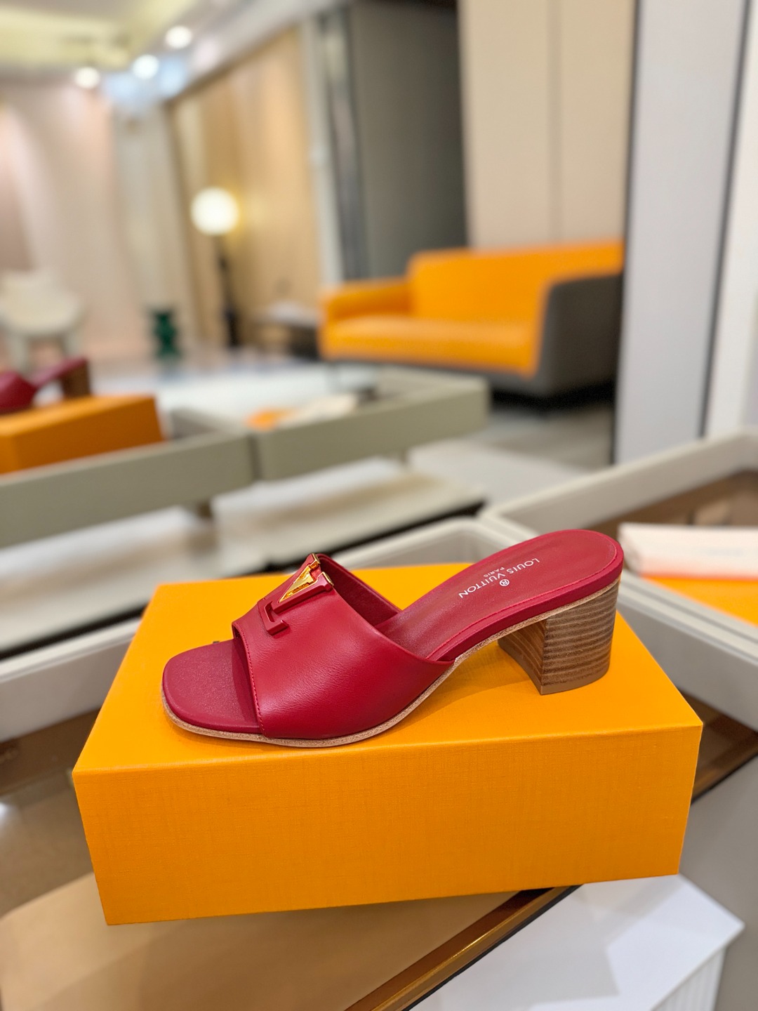 L✔️家 春夏款专柜走秀官网系列、同步更新、完美楦型+大V扣电镀两层设计、再现经典、工艺及其复杂、走路不