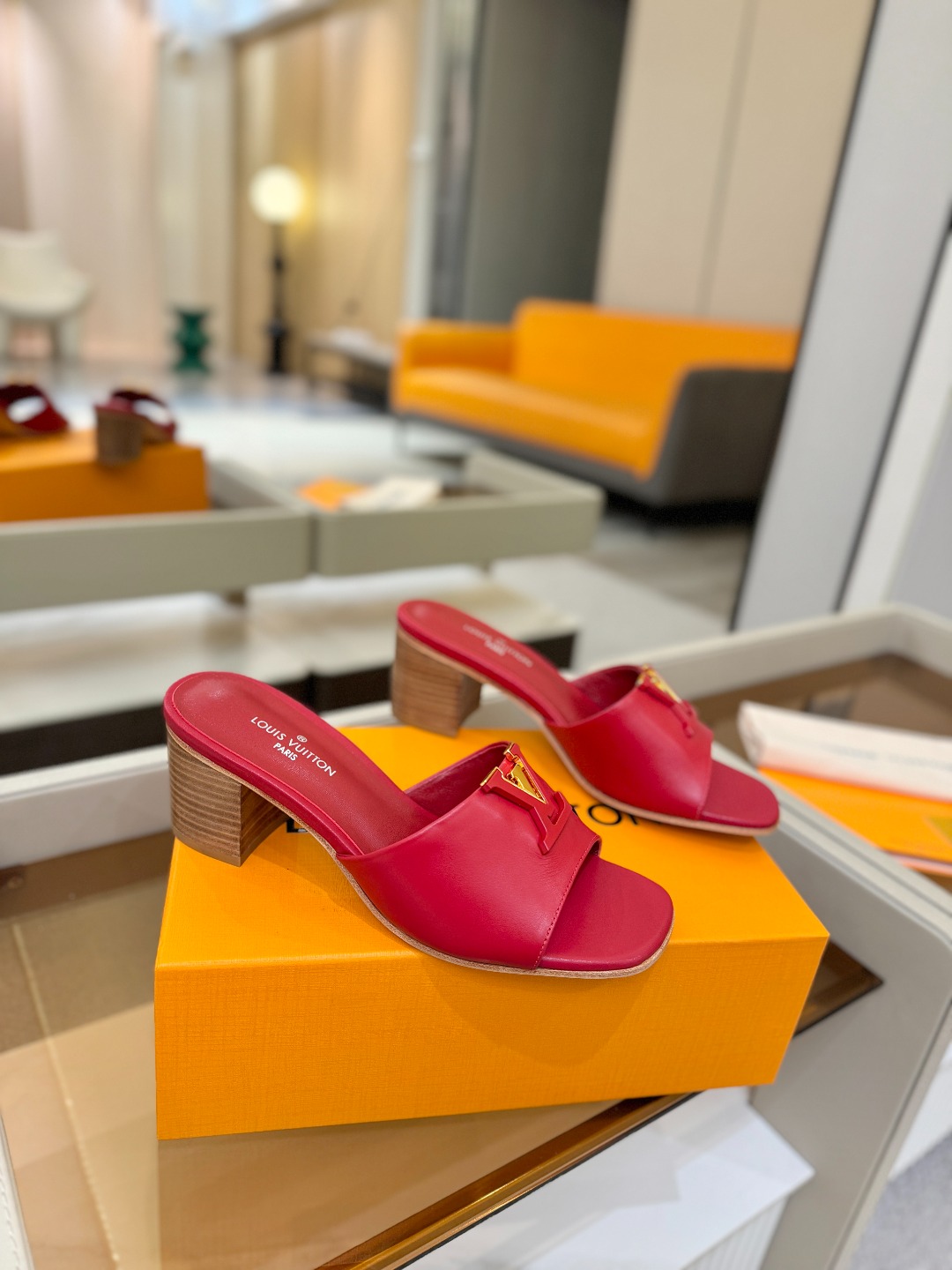 L✔️家 春夏款专柜走秀官网系列、同步更新、完美楦型+大V扣电镀两层设计、再现经典、工艺及其复杂、走路不