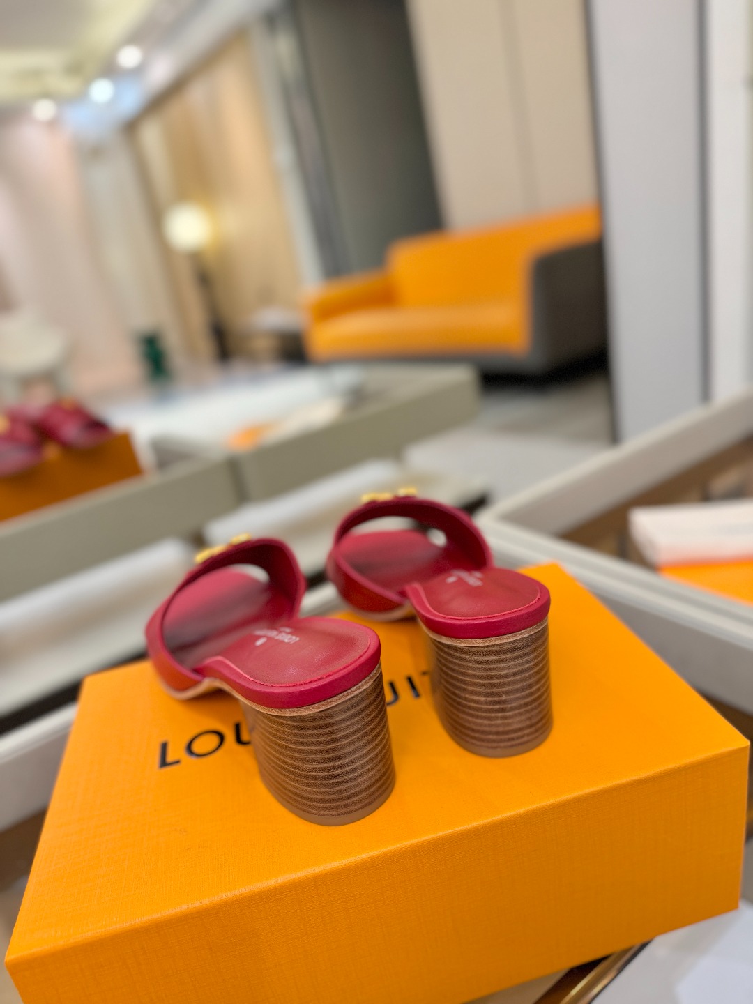 L✔️家 春夏款专柜走秀官网系列、同步更新、完美楦型+大V扣电镀两层设计、再现经典、工艺及其复杂、走路不