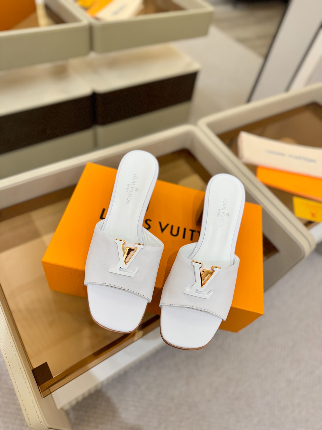 L✔️家 春夏款专柜走秀官网系列、同步更新、完美楦型+大V扣电镀两层设计、再现经典、工艺及其复杂、走路不