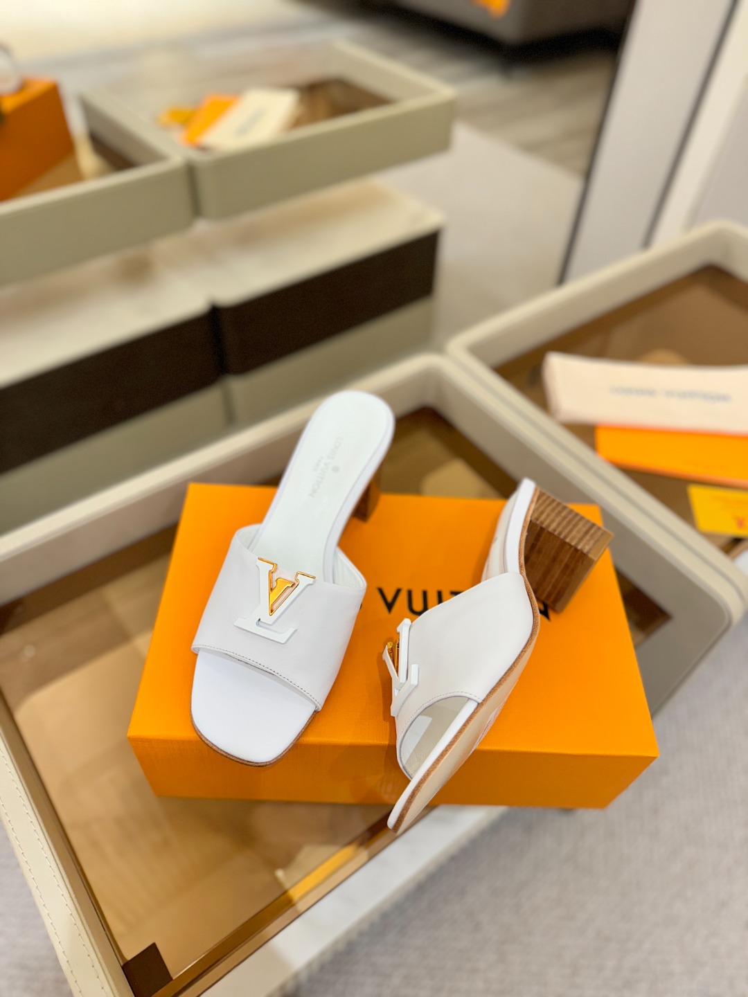 L✔️家 春夏款专柜走秀官网系列、同步更新、完美楦型+大V扣电镀两层设计、再现经典、工艺及其复杂、走路不