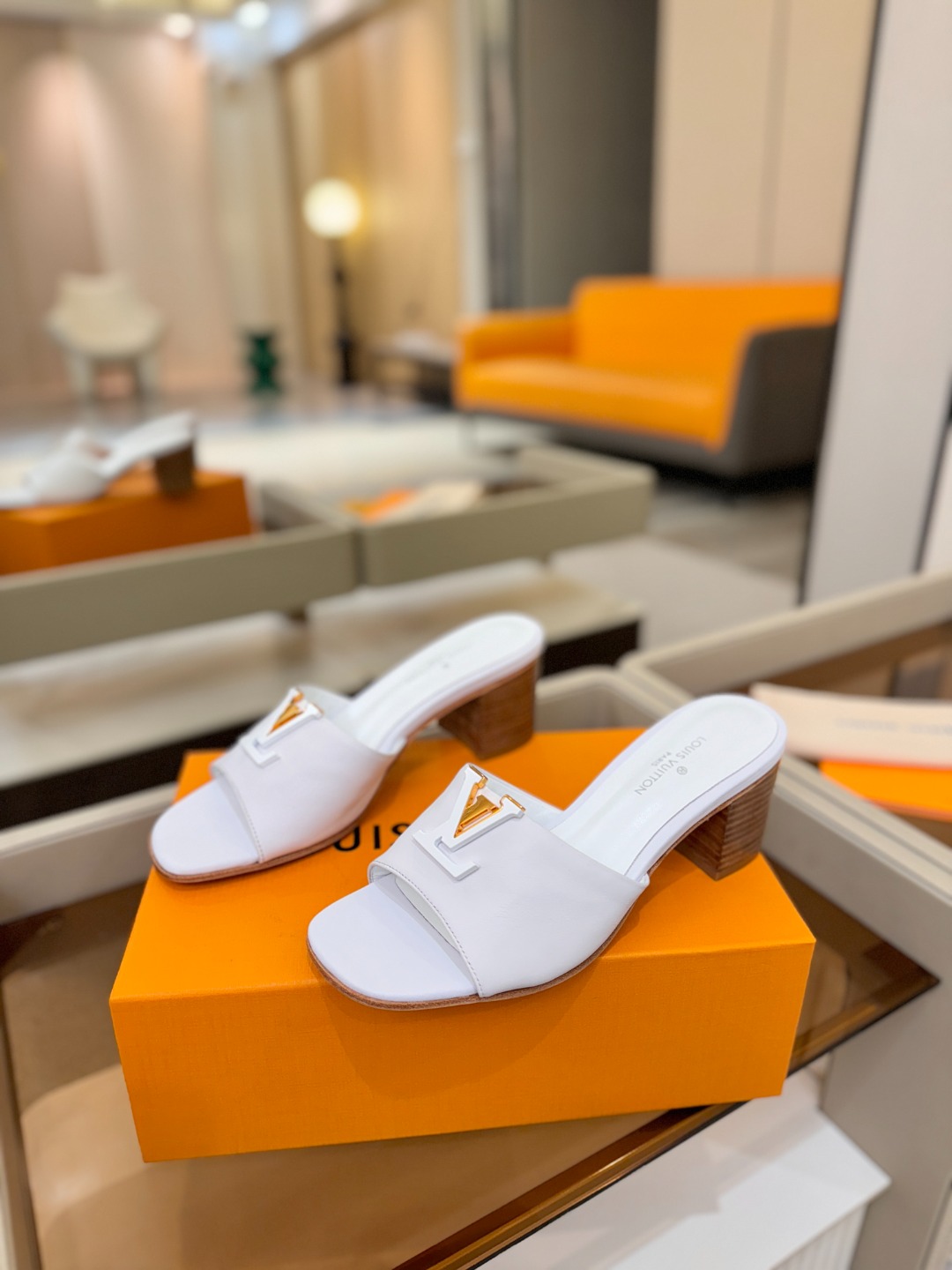 L✔️家 春夏款专柜走秀官网系列、同步更新、完美楦型+大V扣电镀两层设计、再现经典、工艺及其复杂、走路不