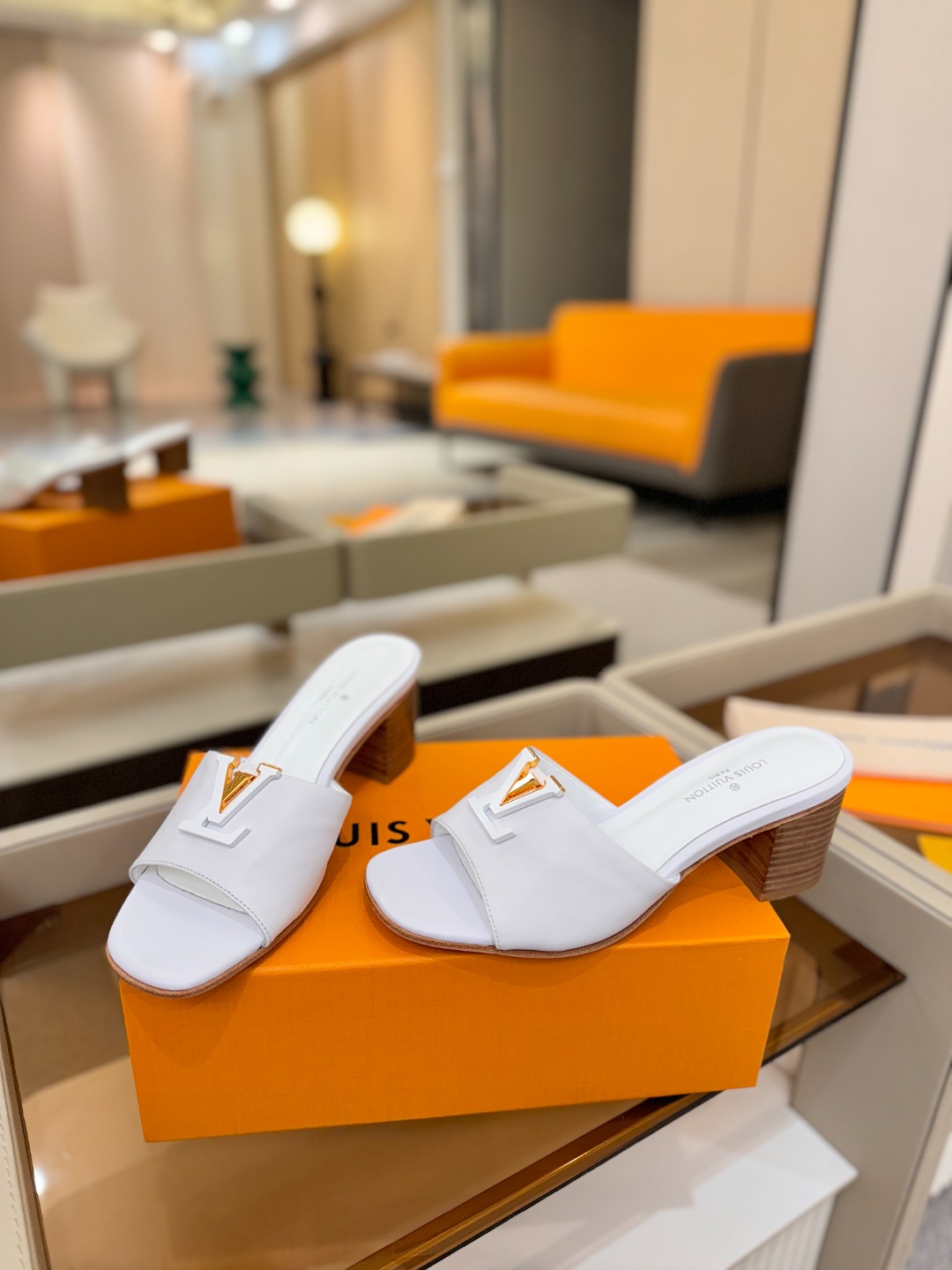 L✔️家 春夏款专柜走秀官网系列、同步更新、完美楦型+大V扣电镀两层设计、再现经典、工艺及其复杂、走路不