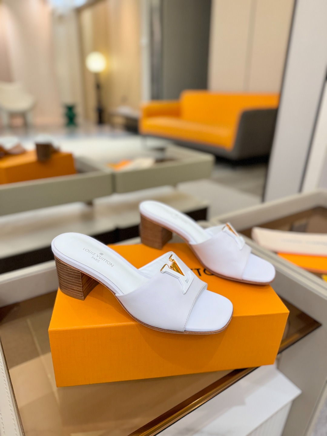 L✔️家 春夏款专柜走秀官网系列、同步更新、完美楦型+大V扣电镀两层设计、再现经典、工艺及其复杂、走路不