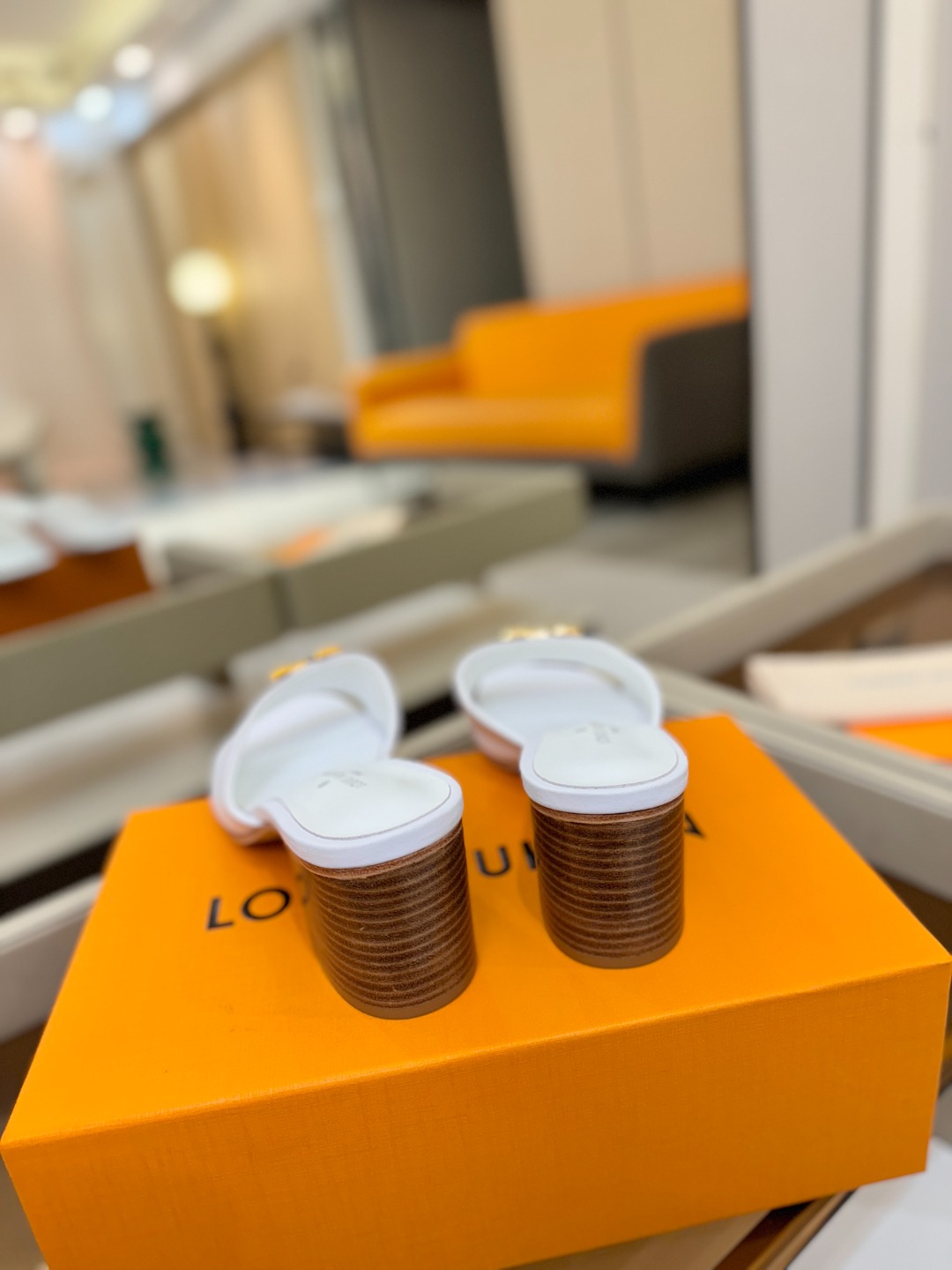 L✔️家 春夏款专柜走秀官网系列、同步更新、完美楦型+大V扣电镀两层设计、再现经典、工艺及其复杂、走路不