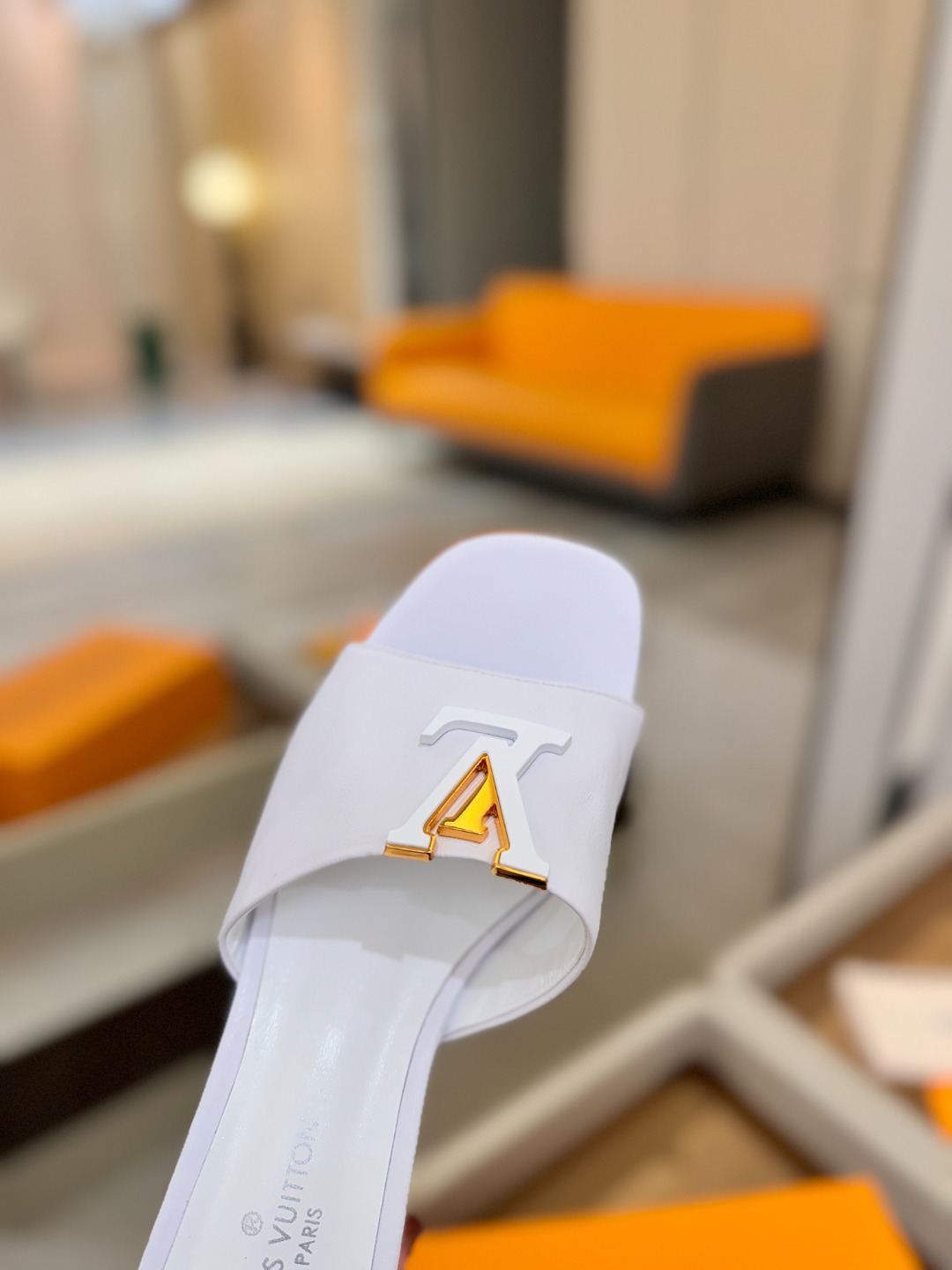 L✔️家 春夏款专柜走秀官网系列、同步更新、完美楦型+大V扣电镀两层设计、再现经典、工艺及其复杂、走路不