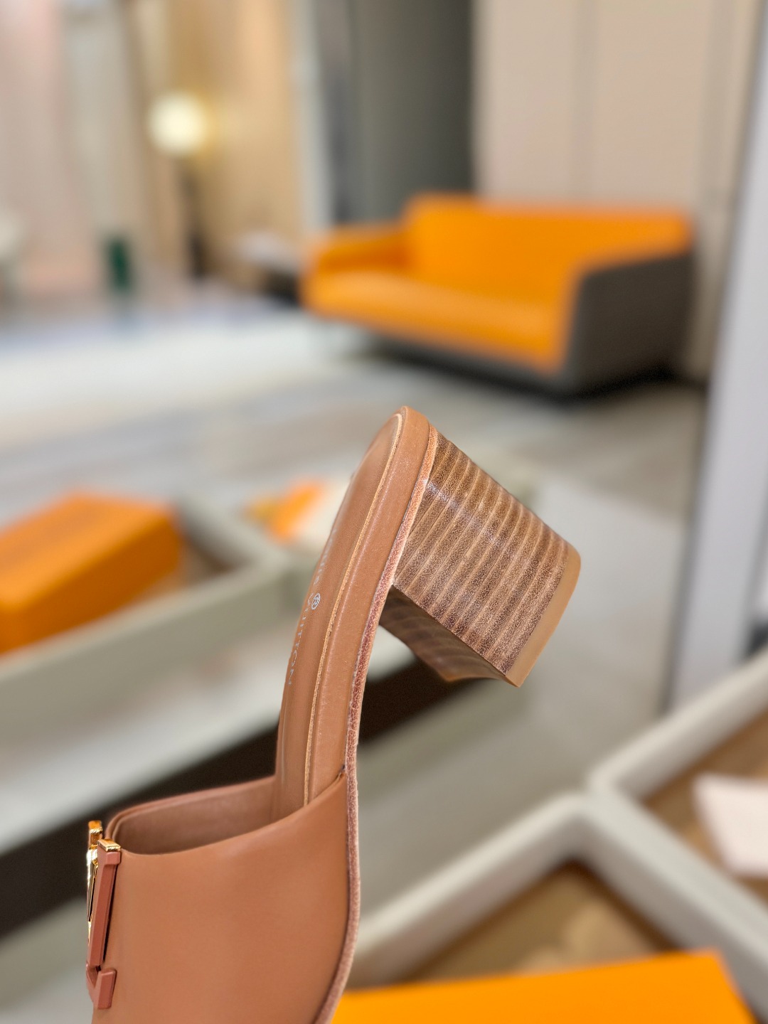 L✔️家 春夏款专柜走秀官网系列、同步更新、完美楦型+大V扣电镀两层设计、再现经典、工艺及其复杂、走路不