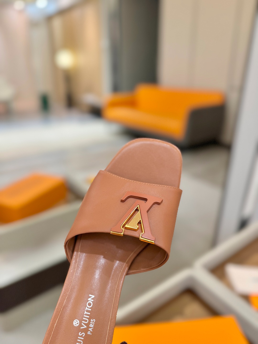 L✔️家 春夏款专柜走秀官网系列、同步更新、完美楦型+大V扣电镀两层设计、再现经典、工艺及其复杂、走路不