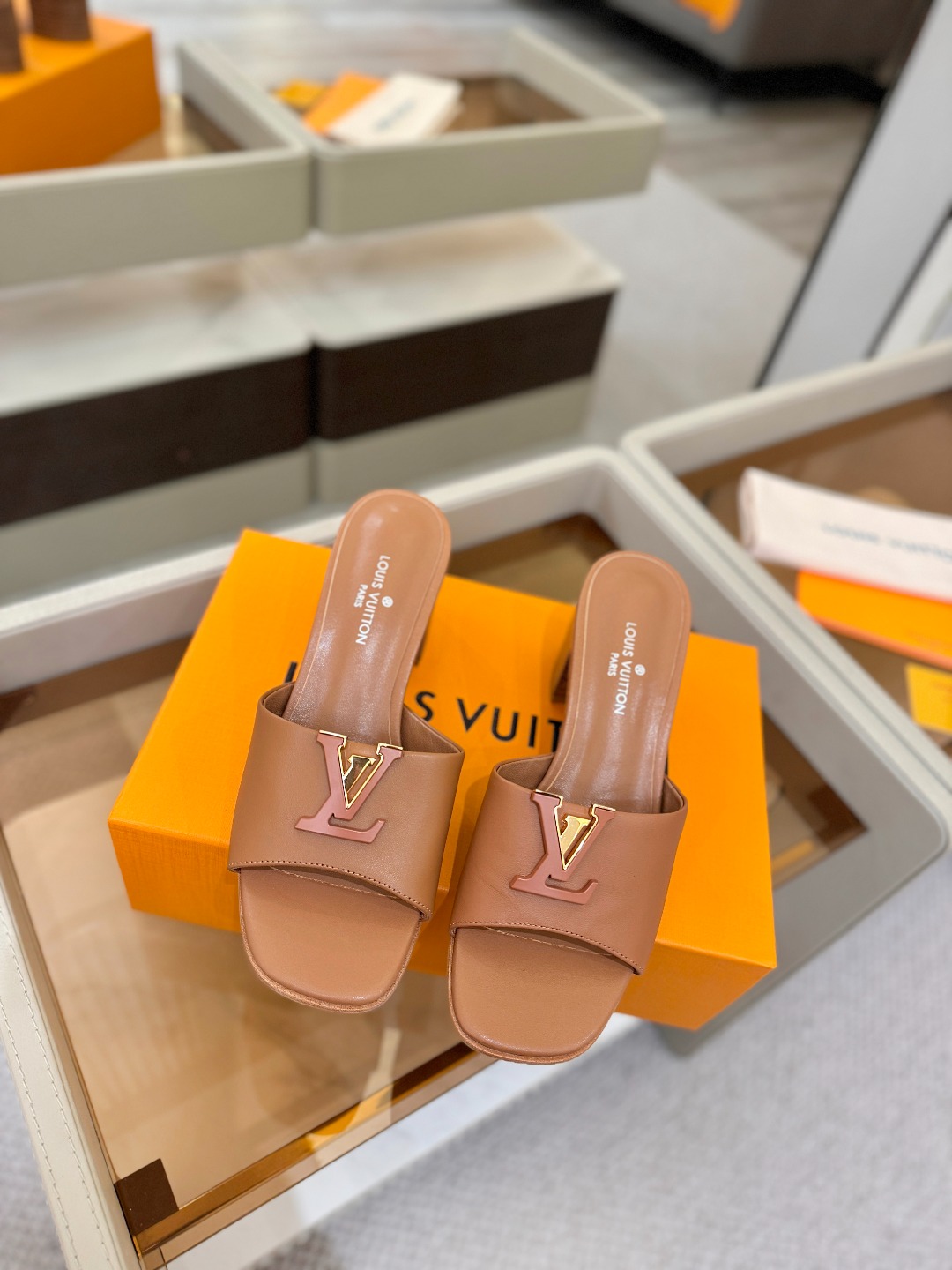 L✔️家 春夏款专柜走秀官网系列、同步更新、完美楦型+大V扣电镀两层设计、再现经典、工艺及其复杂、走路不