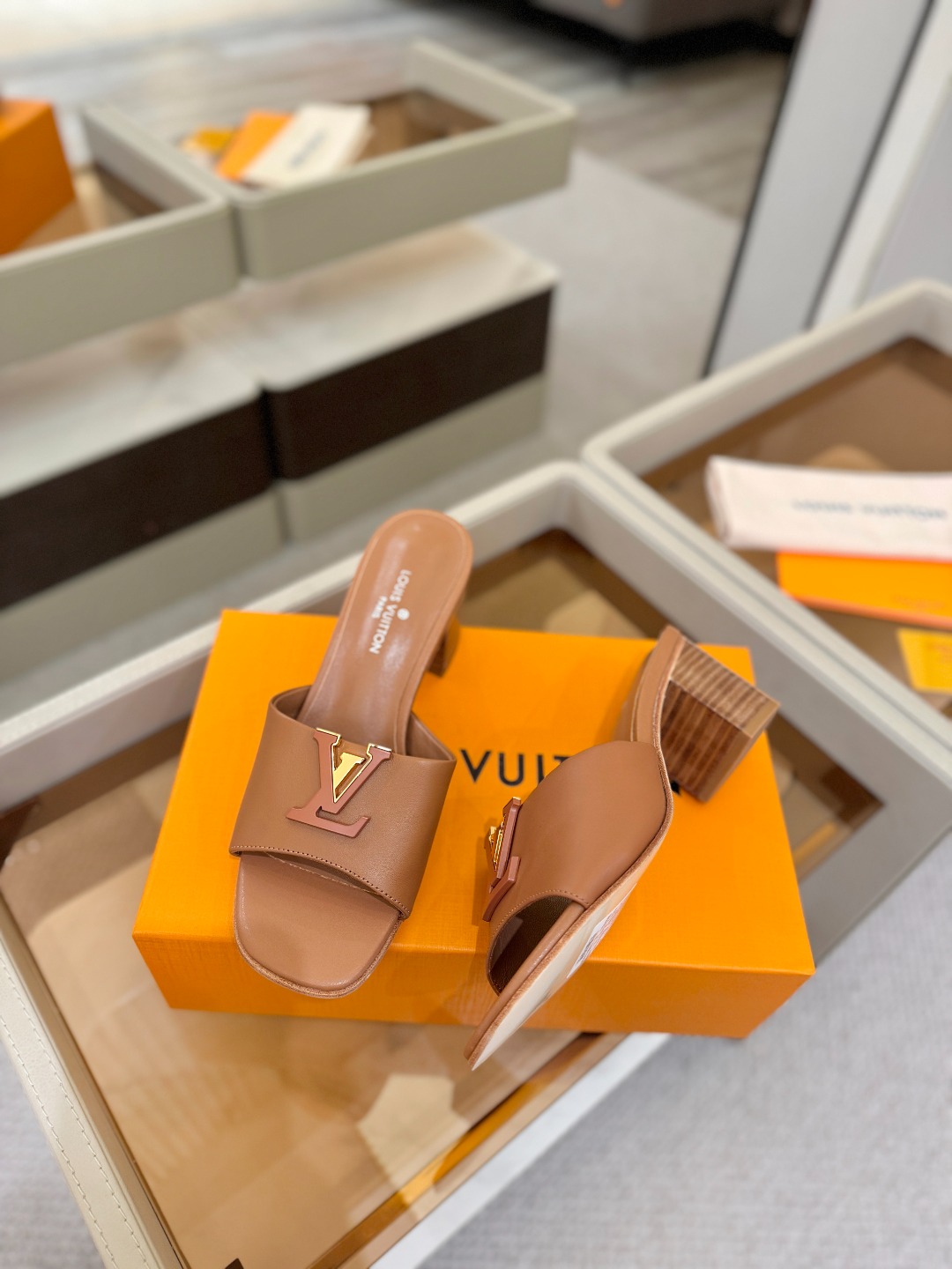 L✔️家 春夏款专柜走秀官网系列、同步更新、完美楦型+大V扣电镀两层设计、再现经典、工艺及其复杂、走路不