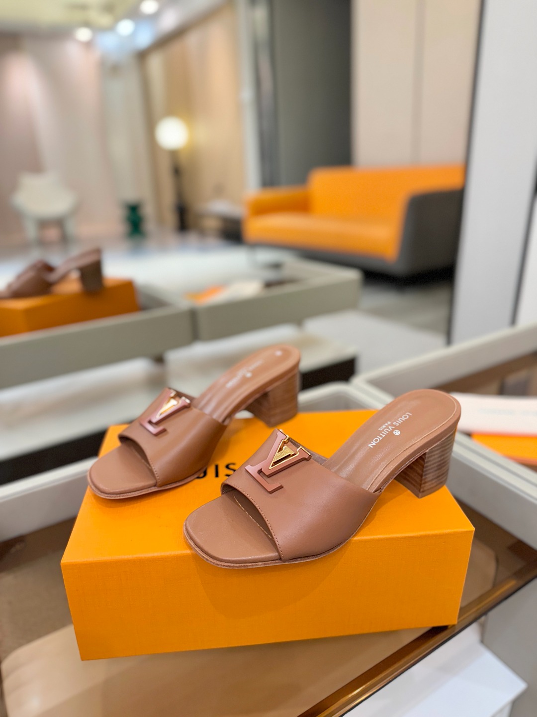 L✔️家 春夏款专柜走秀官网系列、同步更新、完美楦型+大V扣电镀两层设计、再现经典、工艺及其复杂、走路不