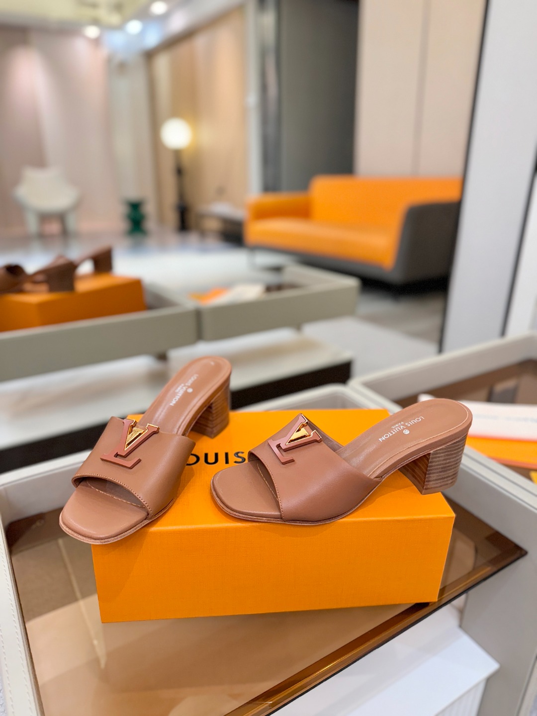 L✔️家 春夏款专柜走秀官网系列、同步更新、完美楦型+大V扣电镀两层设计、再现经典、工艺及其复杂、走路不