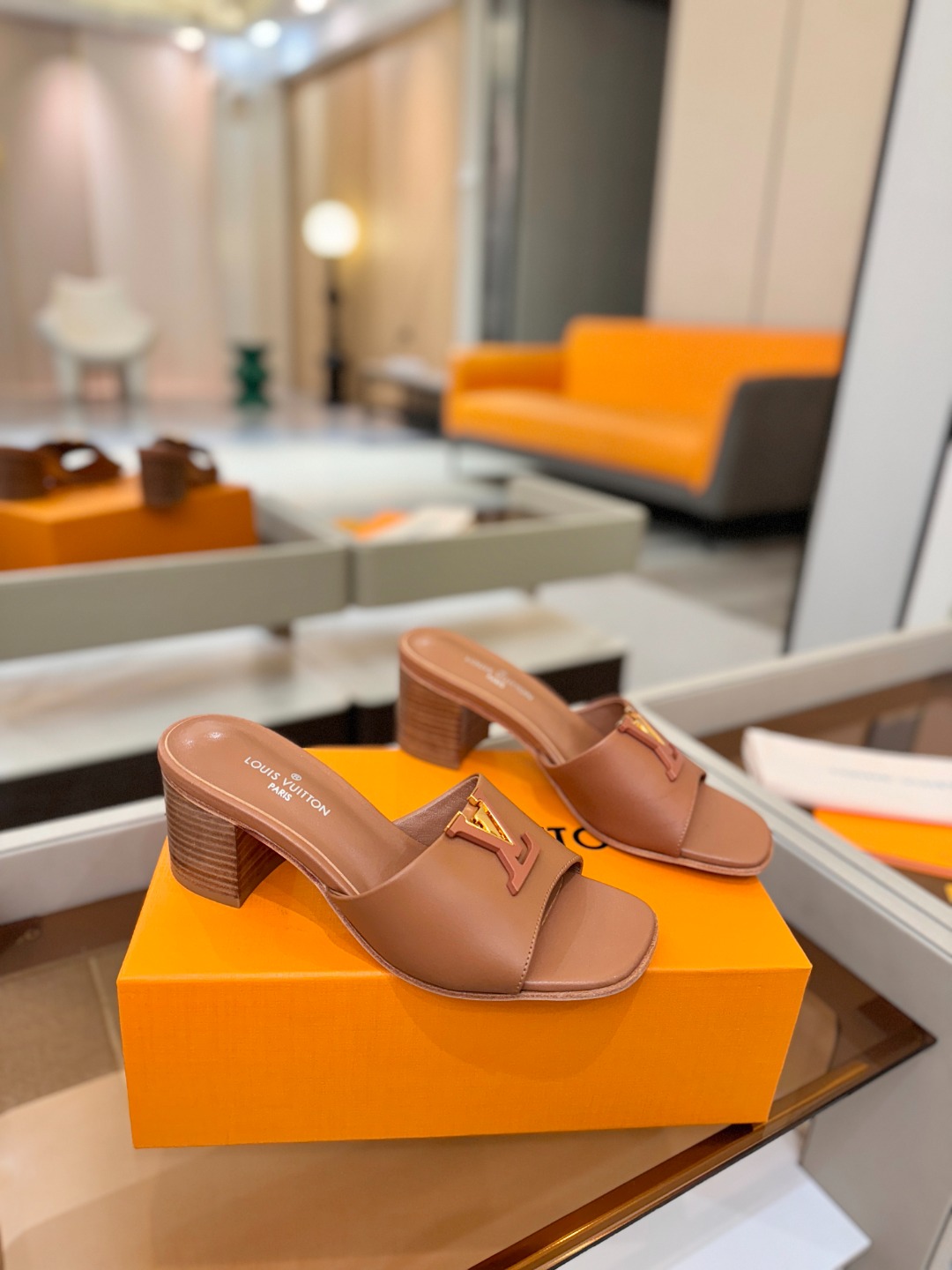 L✔️家 春夏款专柜走秀官网系列、同步更新、完美楦型+大V扣电镀两层设计、再现经典、工艺及其复杂、走路不