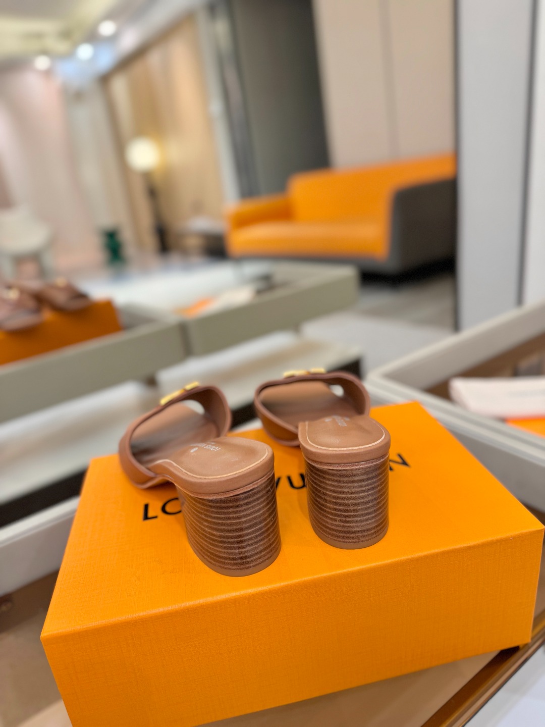 L✔️家 春夏款专柜走秀官网系列、同步更新、完美楦型+大V扣电镀两层设计、再现经典、工艺及其复杂、走路不