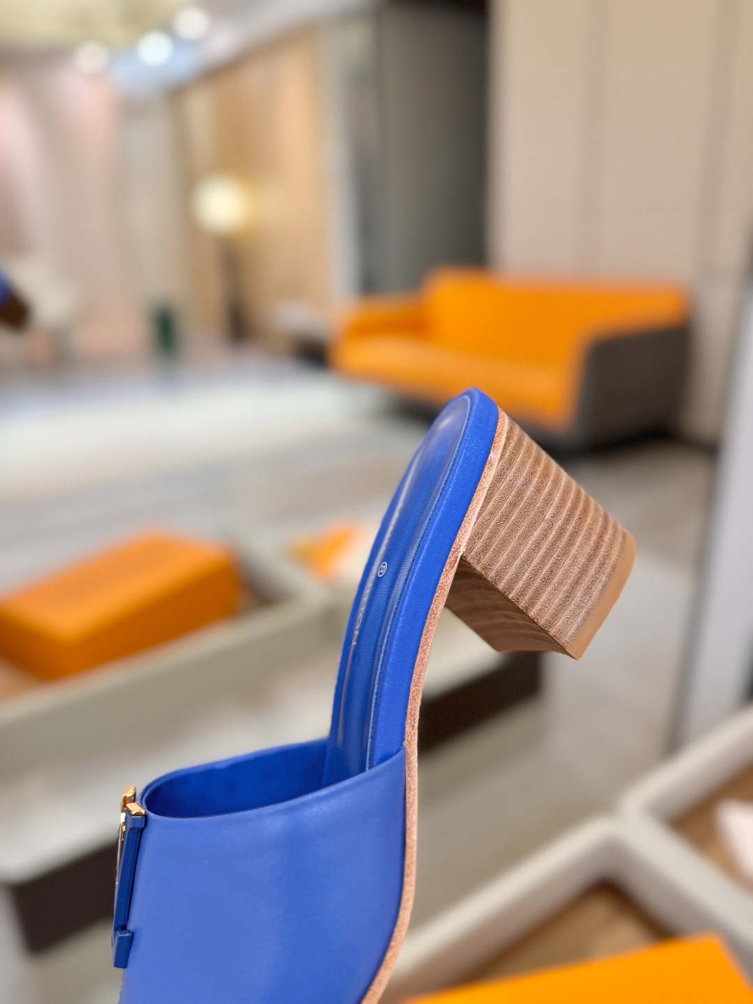 L✔️家 春夏款专柜走秀官网系列、同步更新、完美楦型+大V扣电镀两层设计、再现经典、工艺及其复杂、走路不