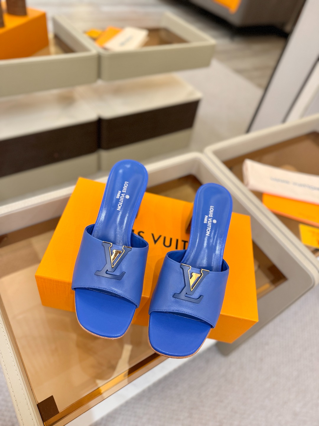 L✔️家 春夏款专柜走秀官网系列、同步更新、完美楦型+大V扣电镀两层设计、再现经典、工艺及其复杂、走路不