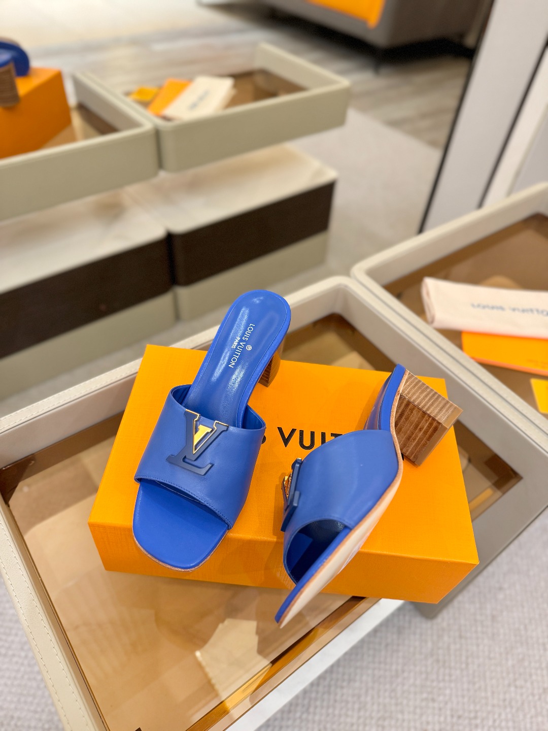 L✔️家 春夏款专柜走秀官网系列、同步更新、完美楦型+大V扣电镀两层设计、再现经典、工艺及其复杂、走路不