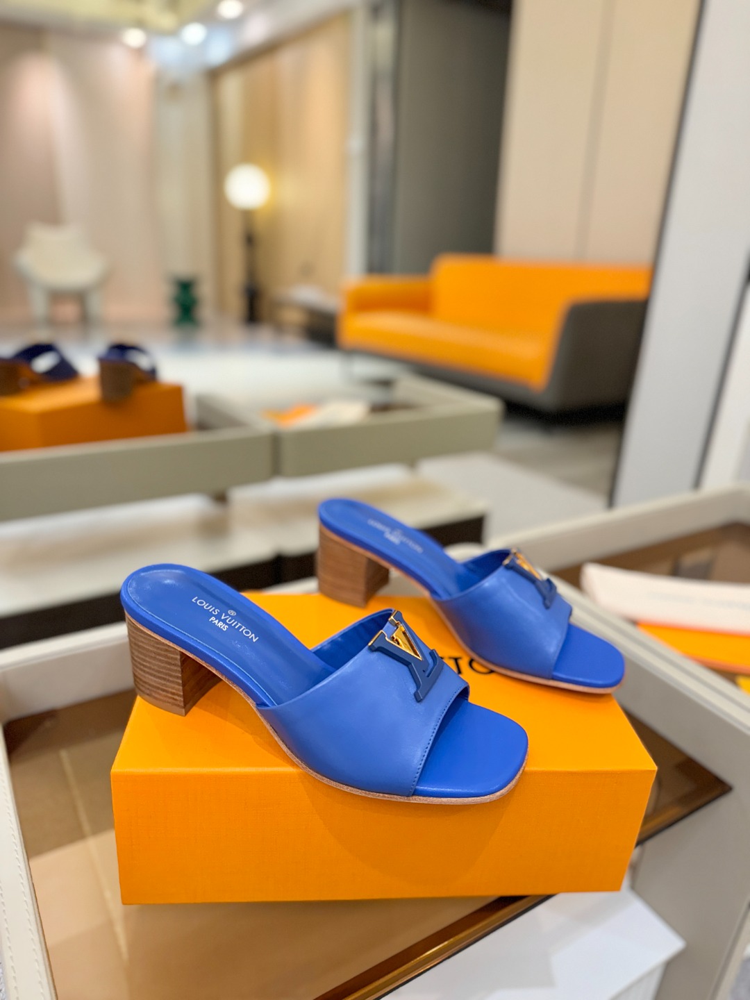 L✔️家 春夏款专柜走秀官网系列、同步更新、完美楦型+大V扣电镀两层设计、再现经典、工艺及其复杂、走路不