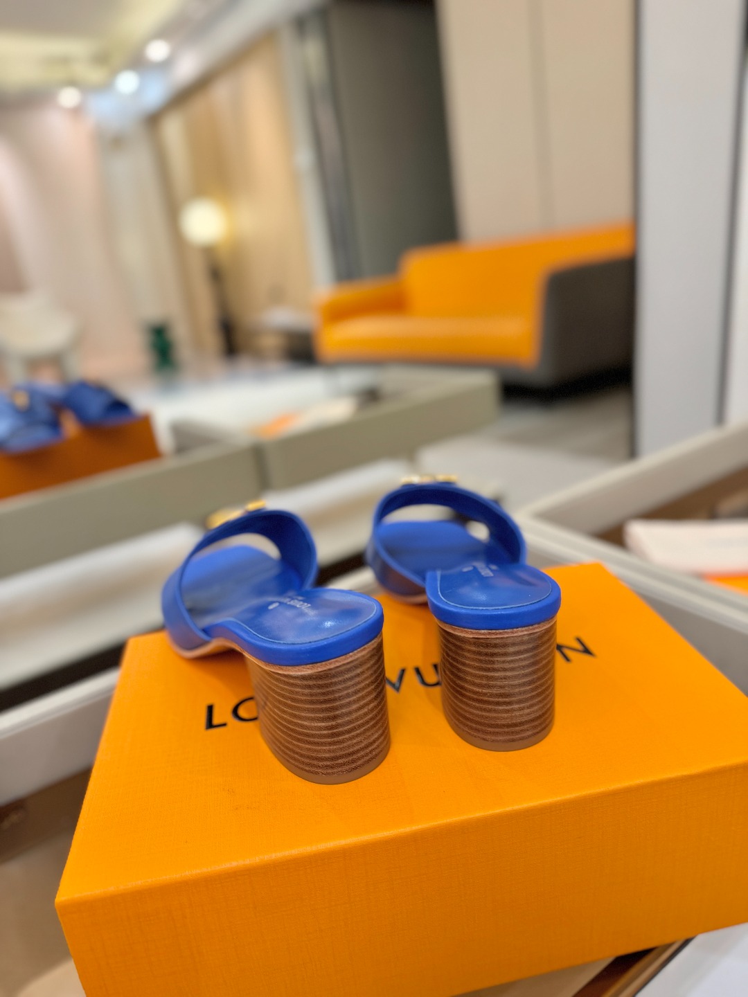 L✔️家 春夏款专柜走秀官网系列、同步更新、完美楦型+大V扣电镀两层设计、再现经典、工艺及其复杂、走路不