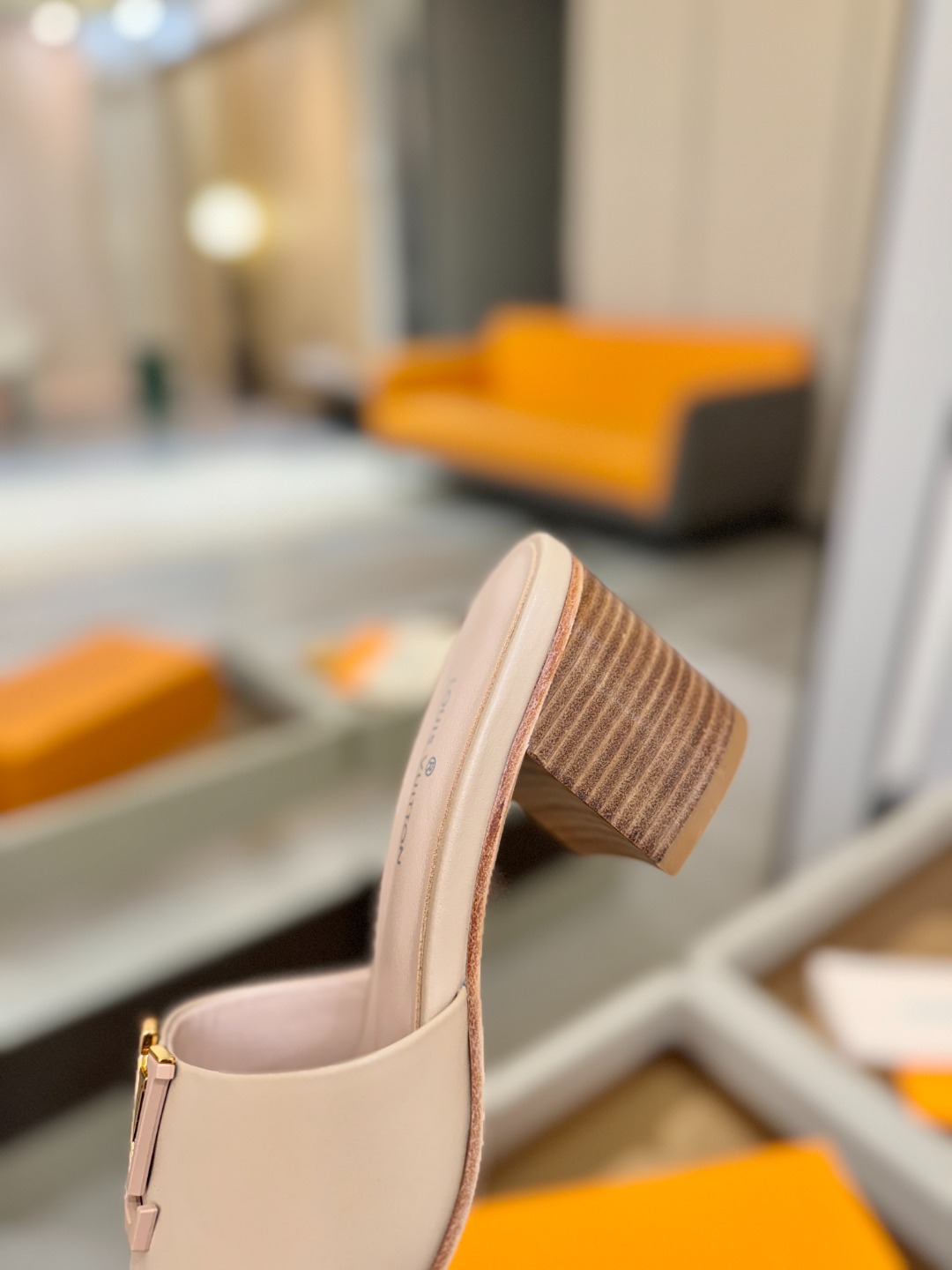 L✔️家 春夏款专柜走秀官网系列、同步更新、完美楦型+大V扣电镀两层设计、再现经典、工艺及其复杂、走路不