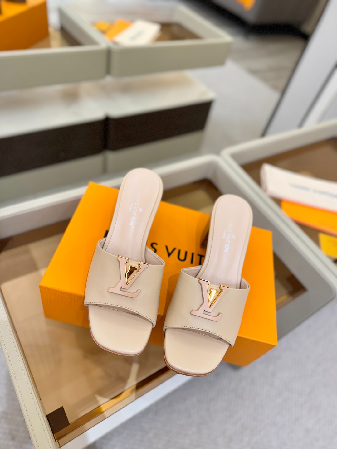 L✔️家 春夏款专柜走秀官网系列、同步更新、完美楦型+大V扣电镀两层设计、再现经典、工艺及其复杂、走路不