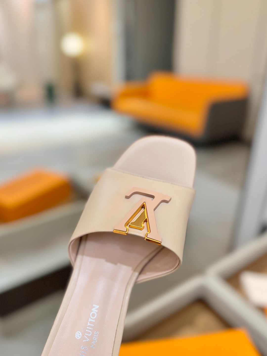 L✔️家 春夏款专柜走秀官网系列、同步更新、完美楦型+大V扣电镀两层设计、再现经典、工艺及其复杂、走路不