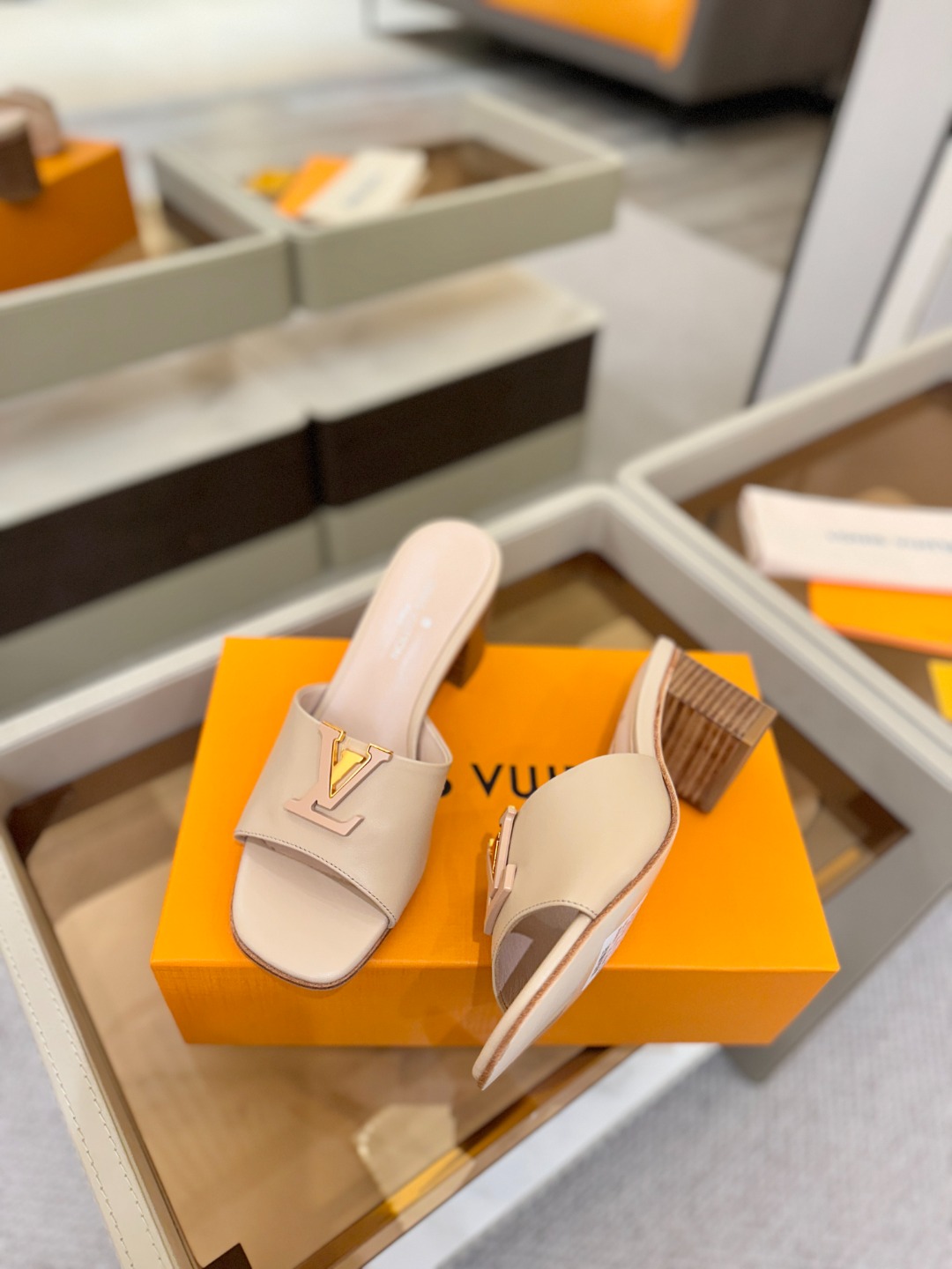 L✔️家 春夏款专柜走秀官网系列、同步更新、完美楦型+大V扣电镀两层设计、再现经典、工艺及其复杂、走路不