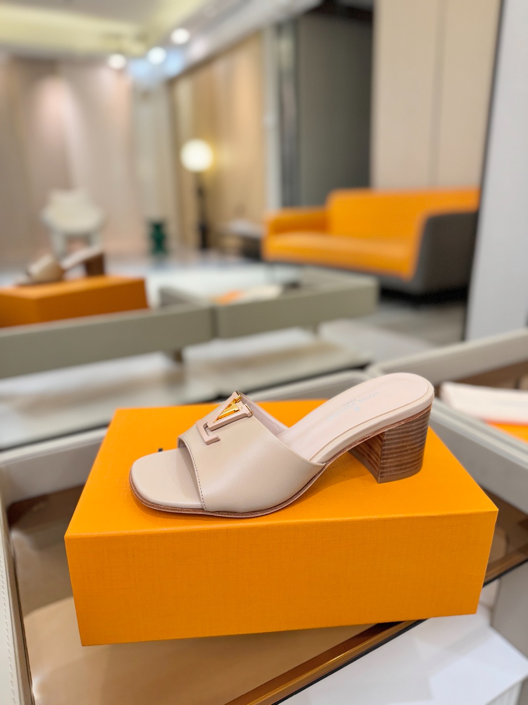 L✔️家 春夏款专柜走秀官网系列、同步更新、完美楦型+大V扣电镀两层设计、再现经典、工艺及其复杂、走路不