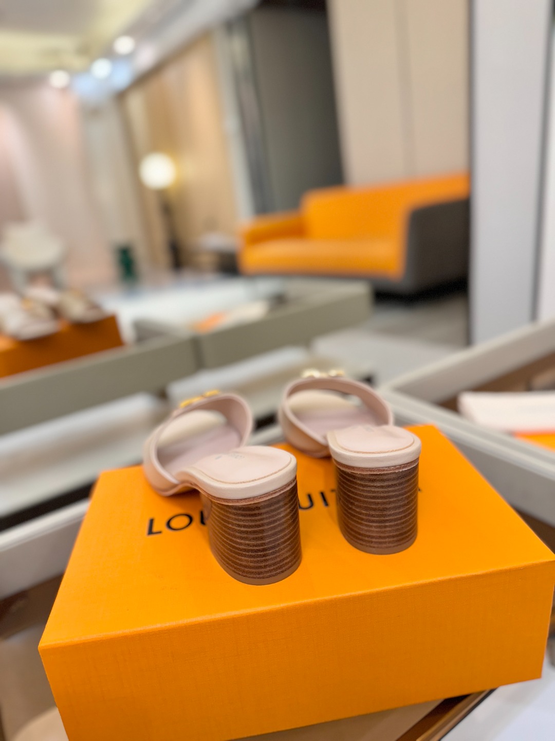 L✔️家 春夏款专柜走秀官网系列、同步更新、完美楦型+大V扣电镀两层设计、再现经典、工艺及其复杂、走路不