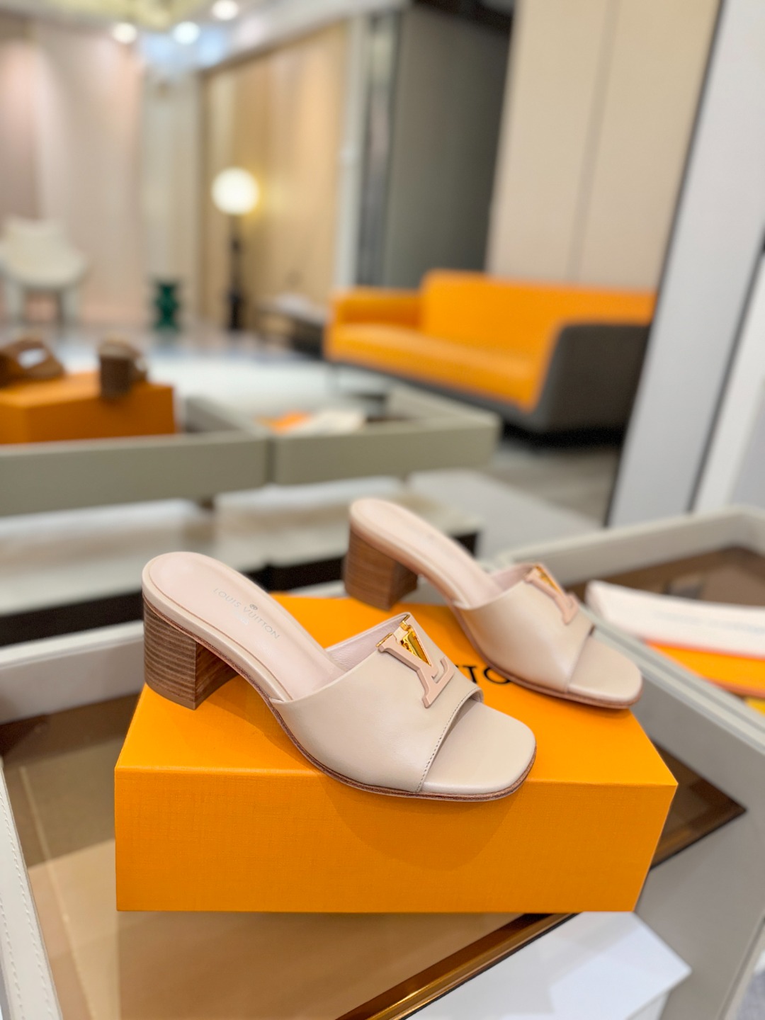 L✔️家 春夏款专柜走秀官网系列、同步更新、完美楦型+大V扣电镀两层设计、再现经典、工艺及其复杂、走路不