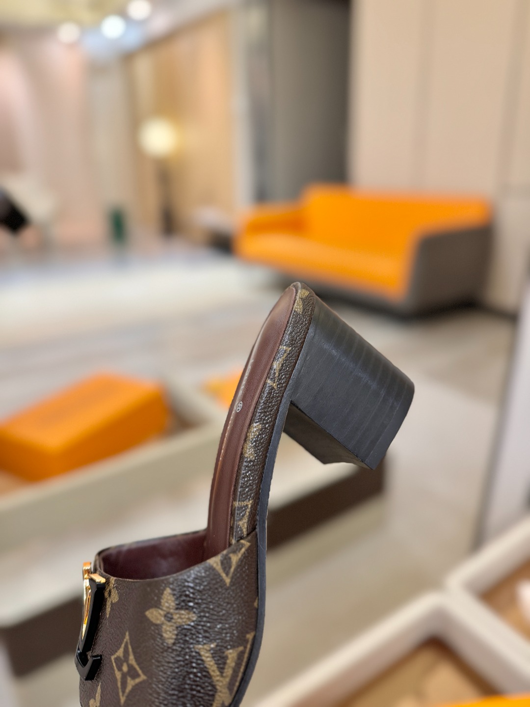 L✔️家 春夏款专柜走秀官网系列、同步更新、完美楦型+大V扣电镀两层设计、再现经典、工艺及其复杂、走路不