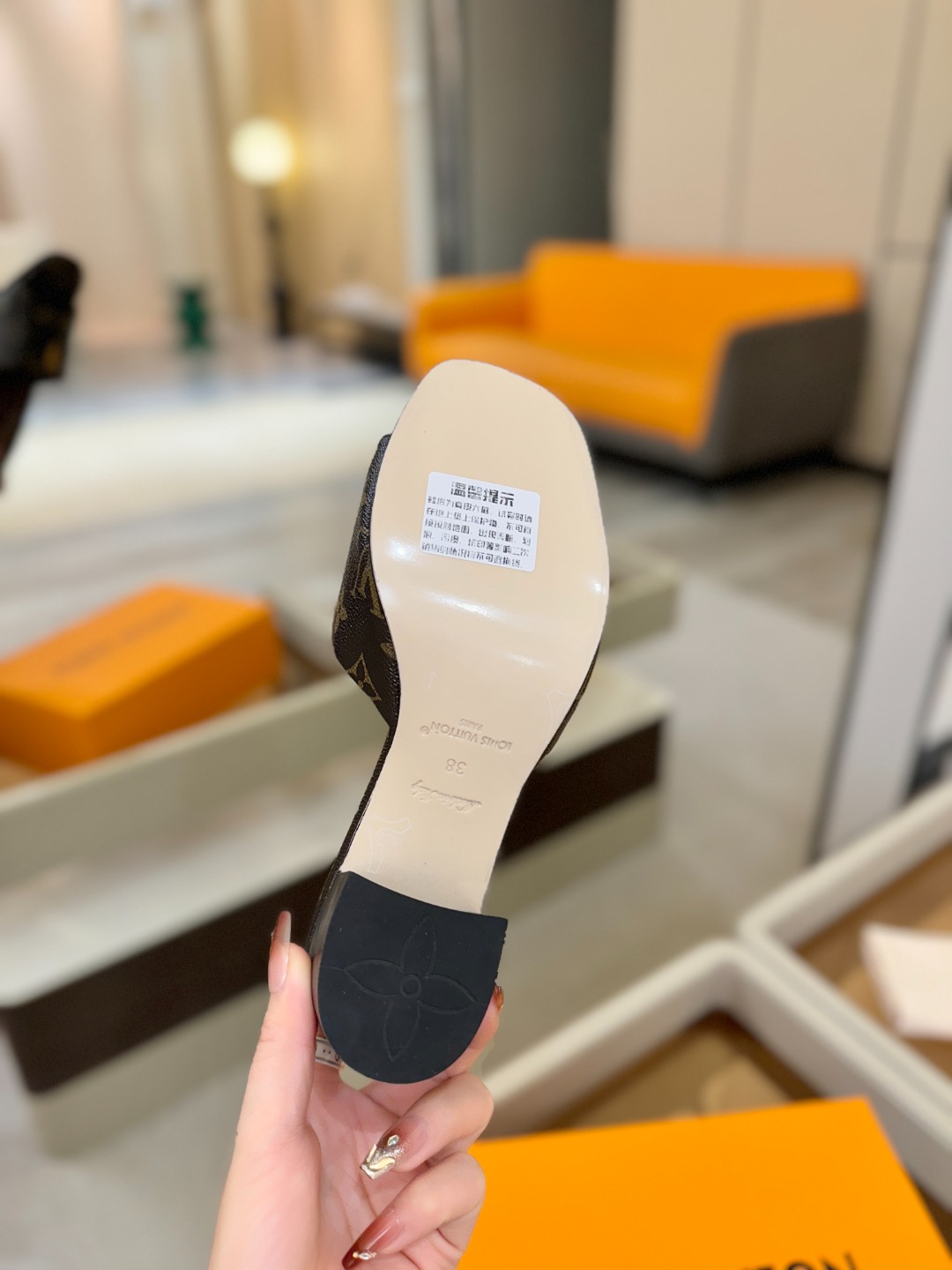 L✔️家 春夏款专柜走秀官网系列、同步更新、完美楦型+大V扣电镀两层设计、再现经典、工艺及其复杂、走路不